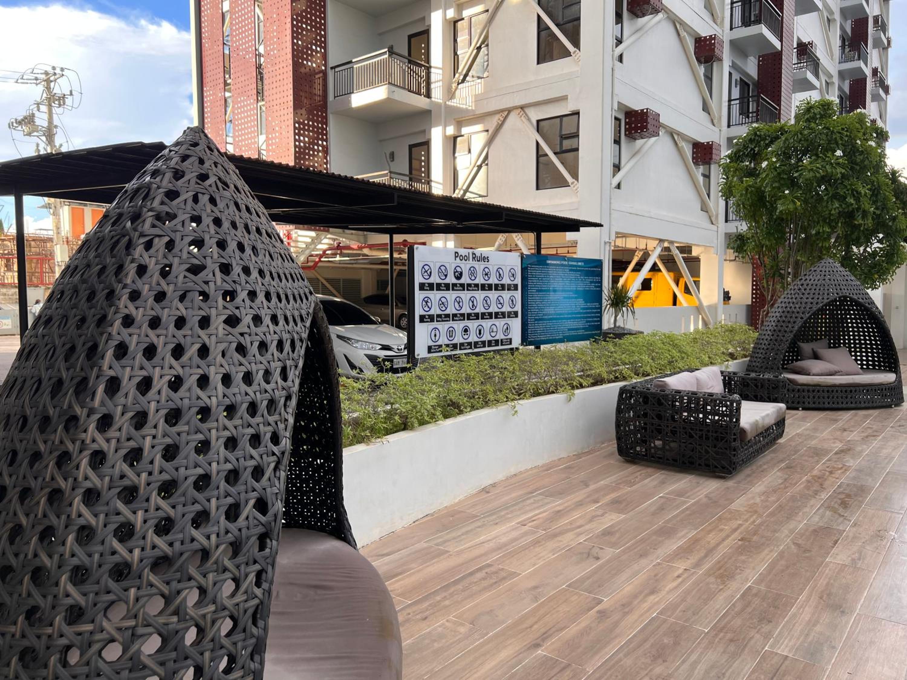 Seven-Eleven Inn 1BR Condo - Royal Oceancrest Mactan