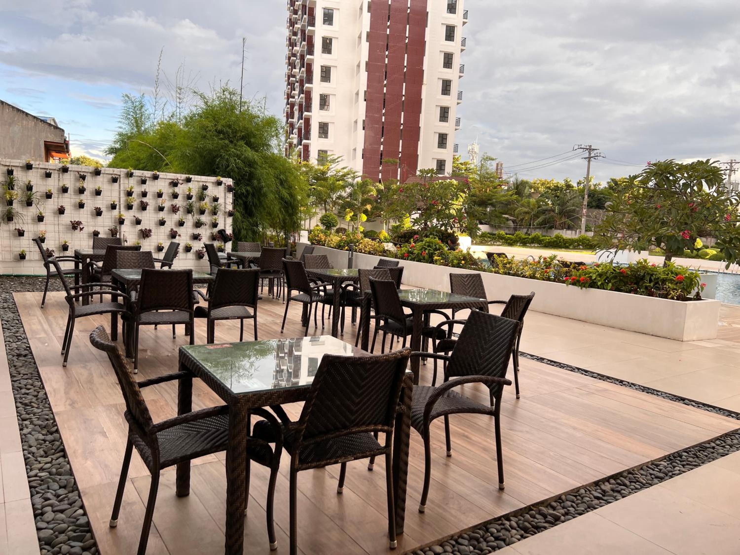 Seven-Eleven Inn 1BR Condo - Royal Oceancrest Mactan
