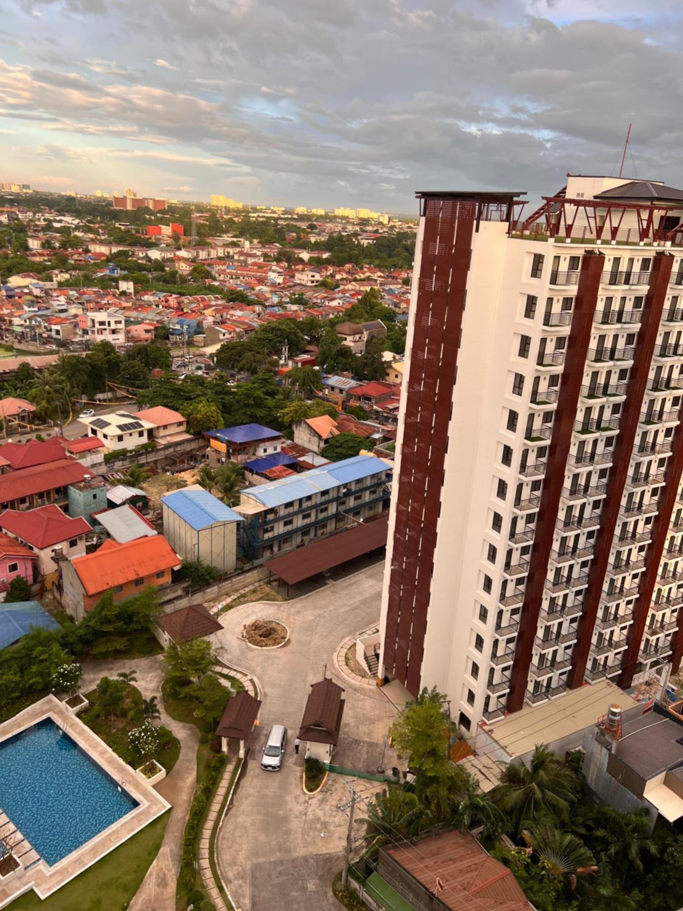 Seven-Eleven Inn 1BR Condo - Royal Oceancrest Mactan