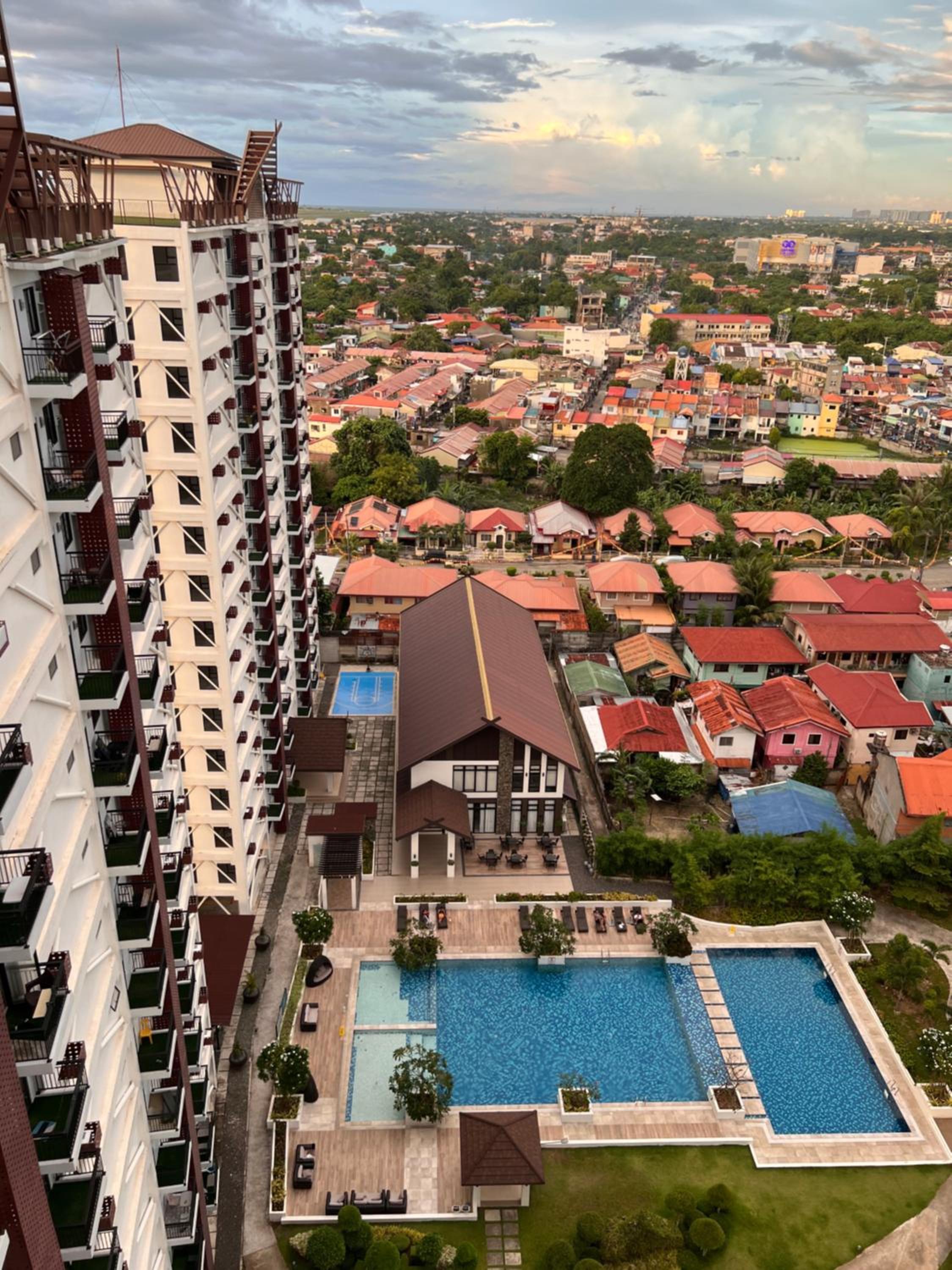 Seven-Eleven Inn 1BR Condo - Royal Oceancrest Mactan