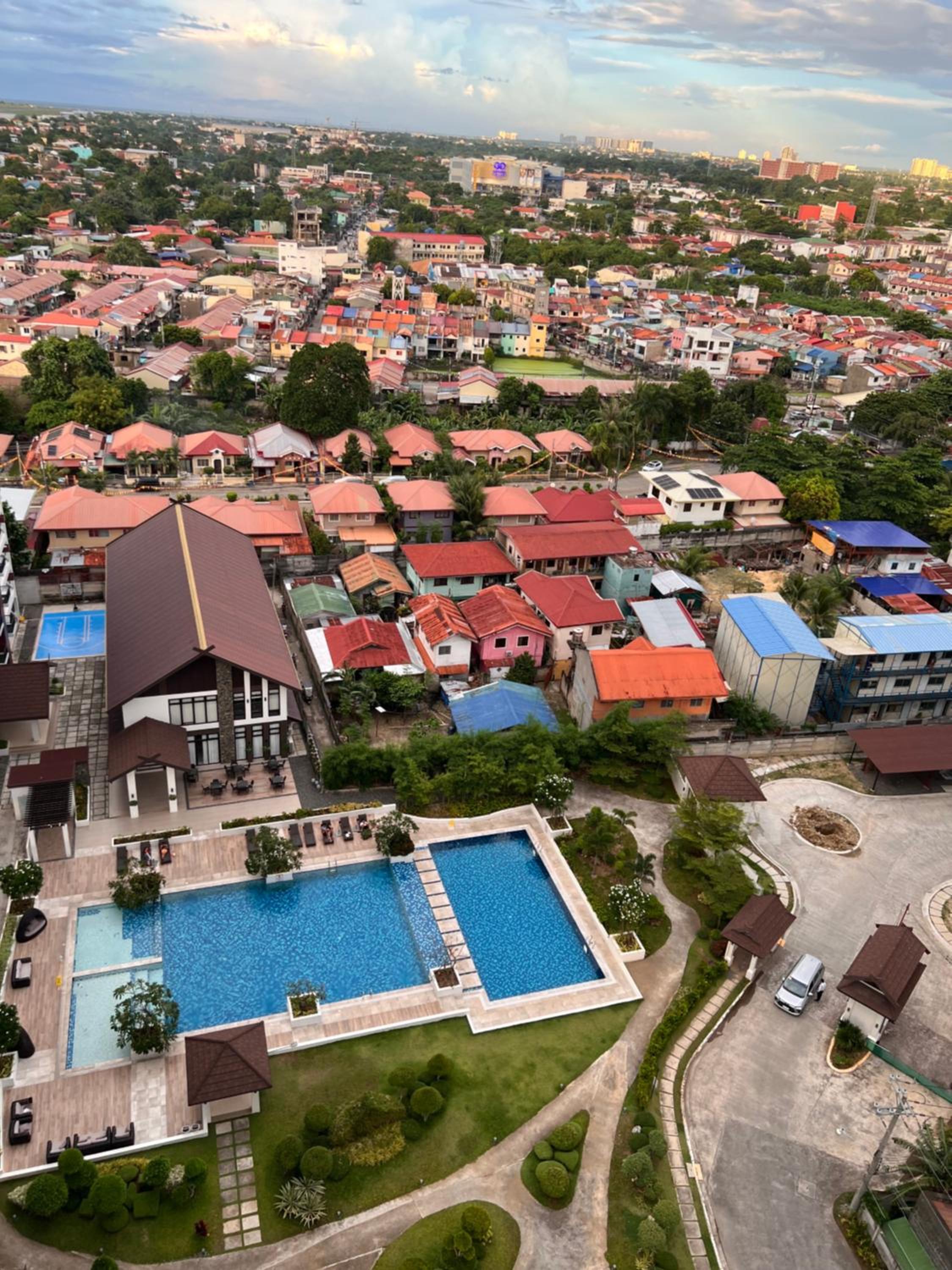 Seven-Eleven Inn 1BR Condo - Royal Oceancrest Mactan