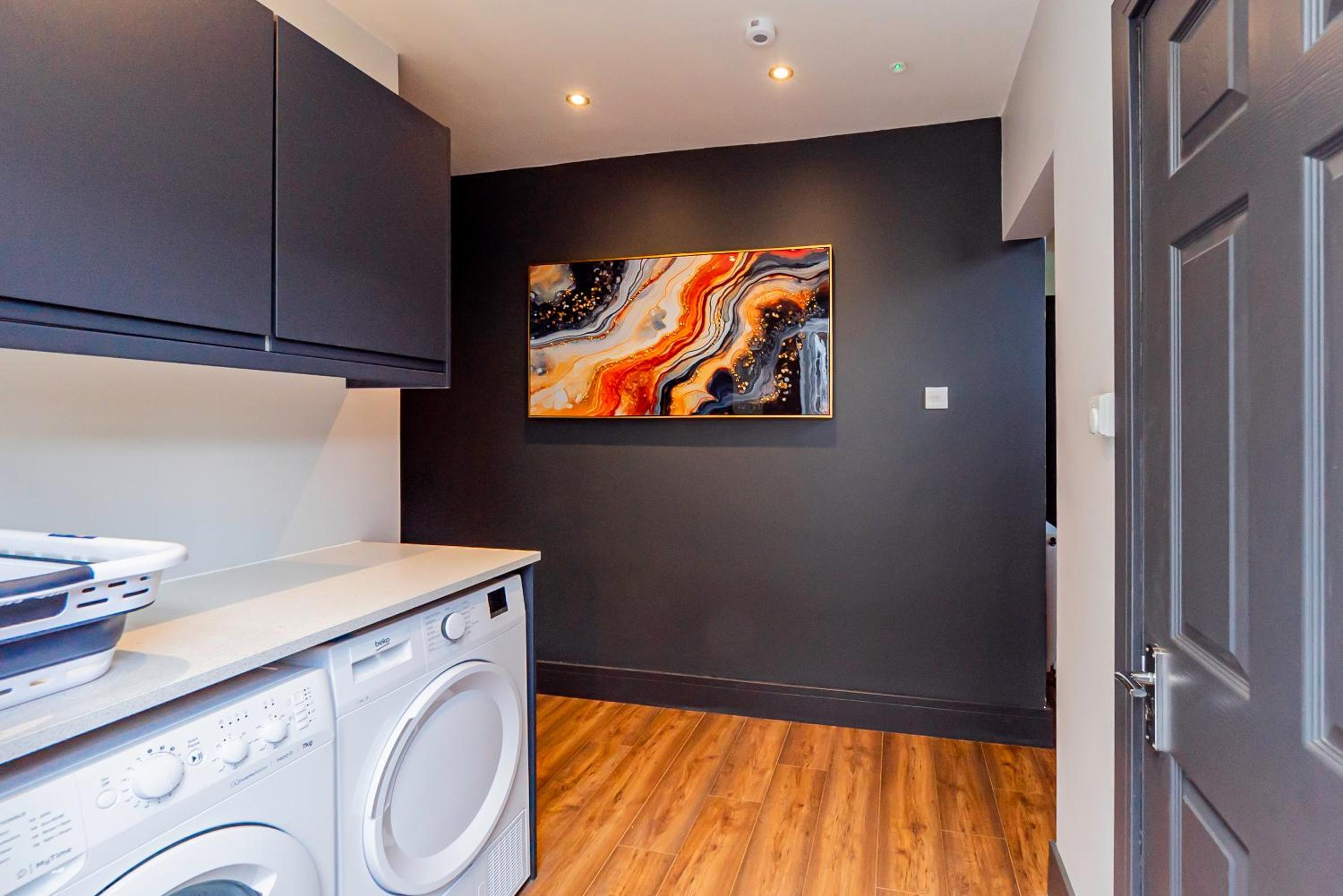 London Heathrow Airport 6 Bedrooms 6 Bathrooms spacious Home Sleeps 10