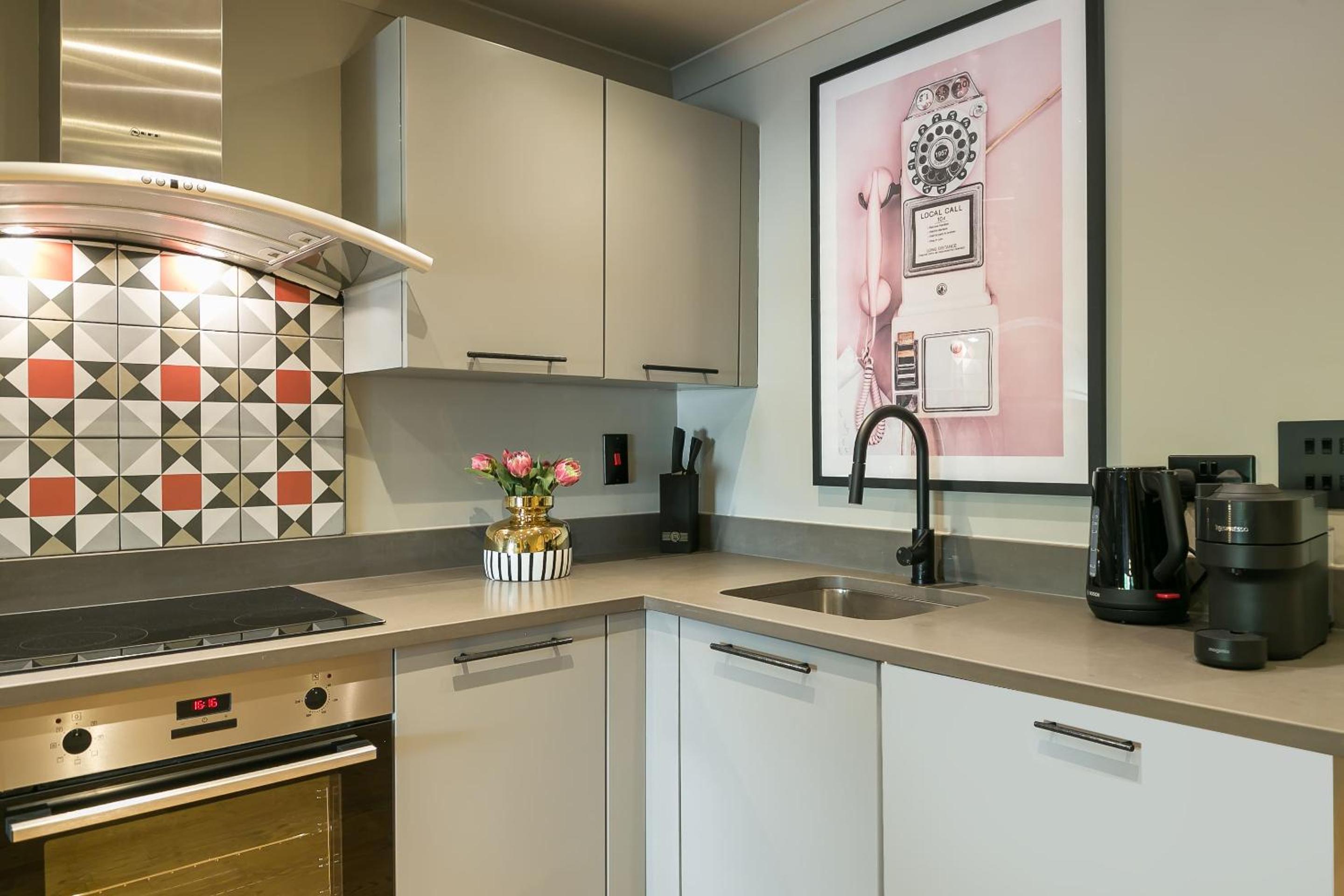 Deluxe 1-Bed by Bloomsbury Square