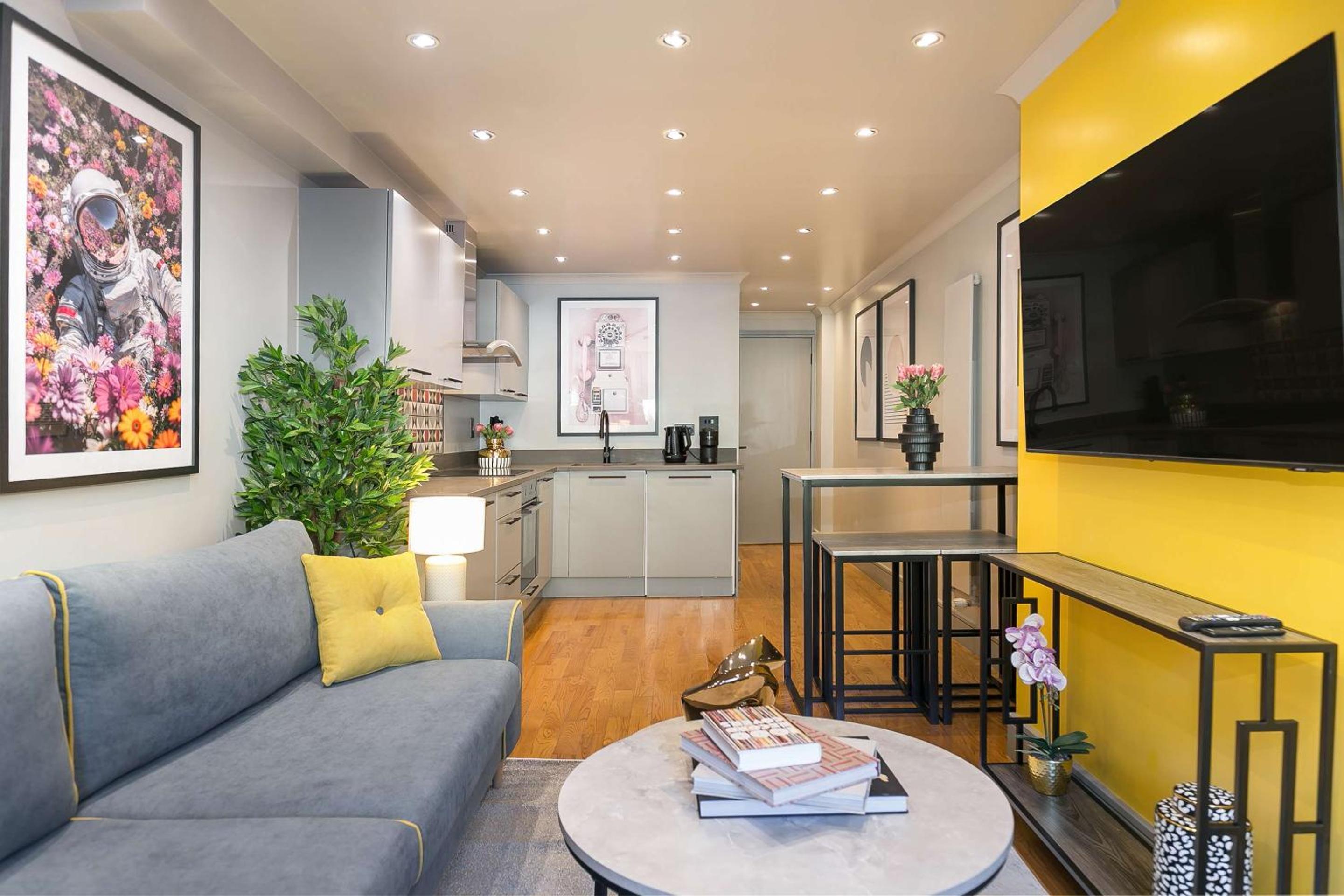 Deluxe 1-Bed by Bloomsbury Square