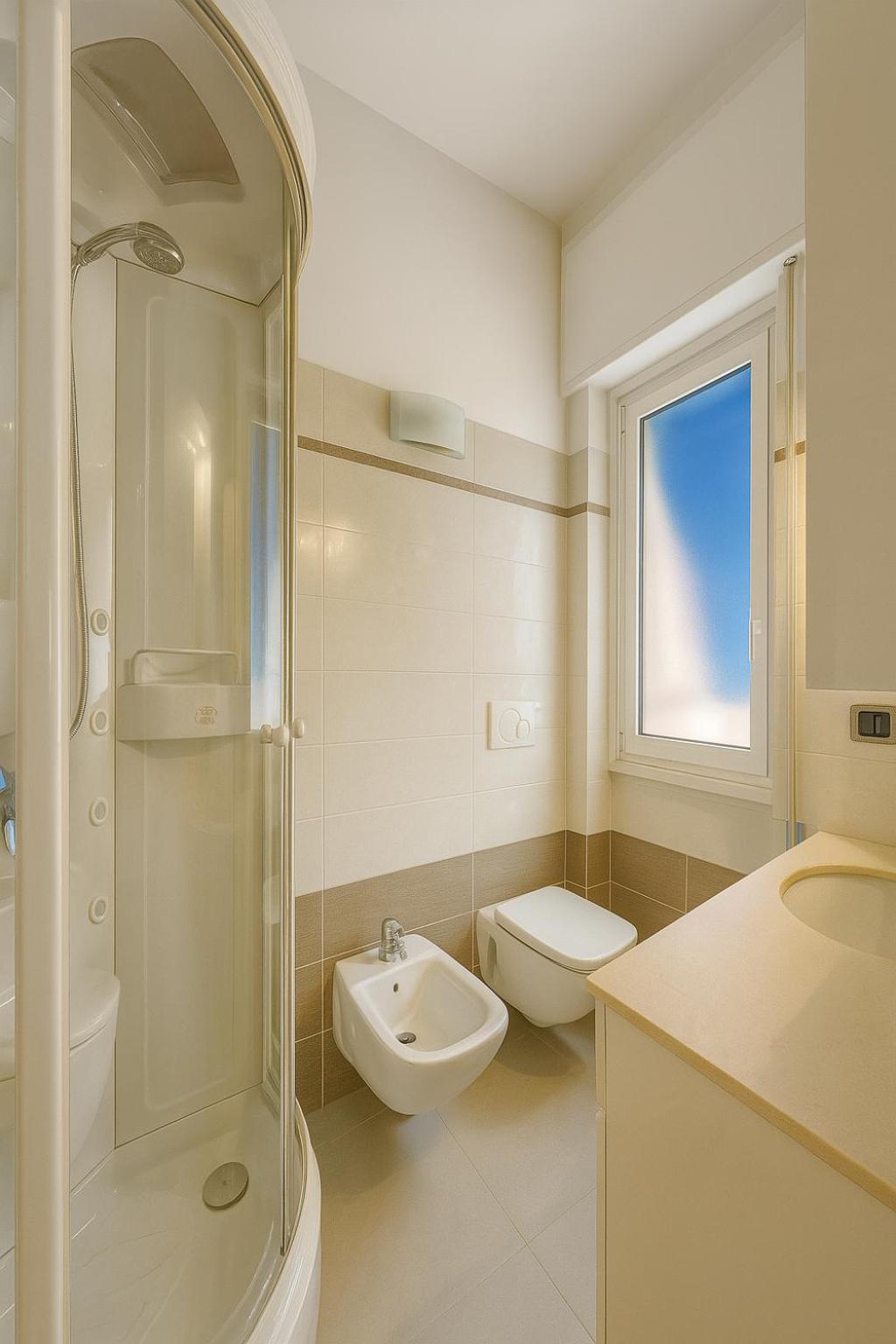 WELCOME RIVIERA-Primavera 1A- Vista mare- spazioso e comodo appartamento-2 bagni-wifi-aria condizionata in ogni stanza-garage a pagamento 15 euro al giorno