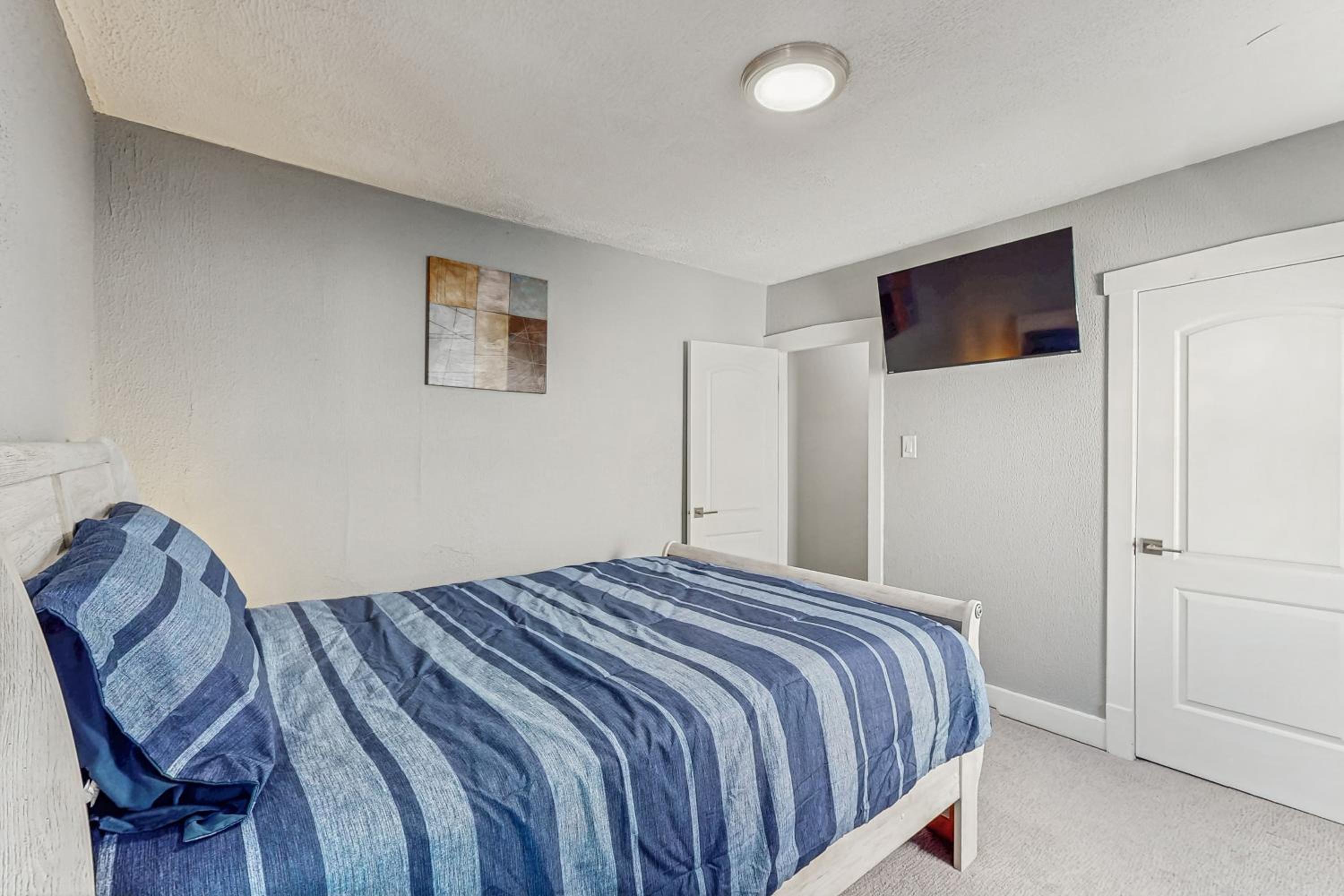 Near Beach! Group-Friendly Michigan City Retreat
