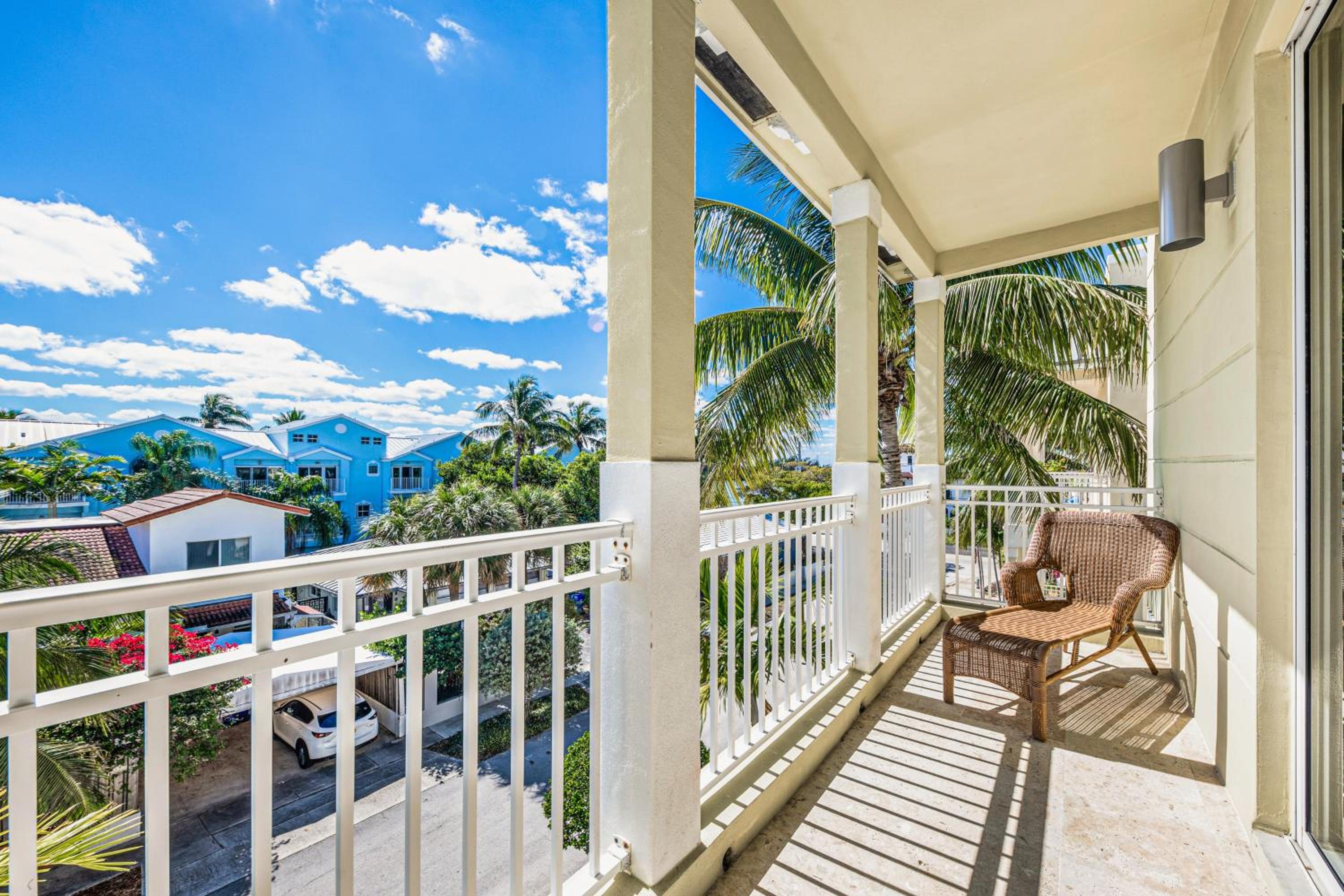 Walk to Hollywood Beach Luxury Family Getaway!