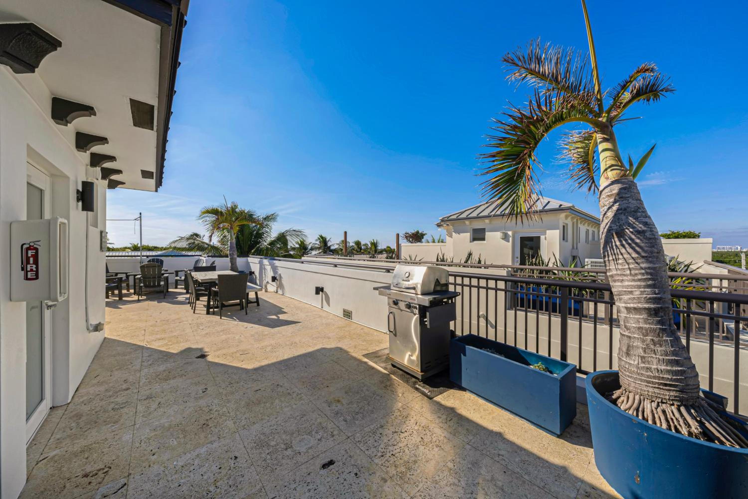 Walk to Hollywood Beach Luxury Family Getaway!