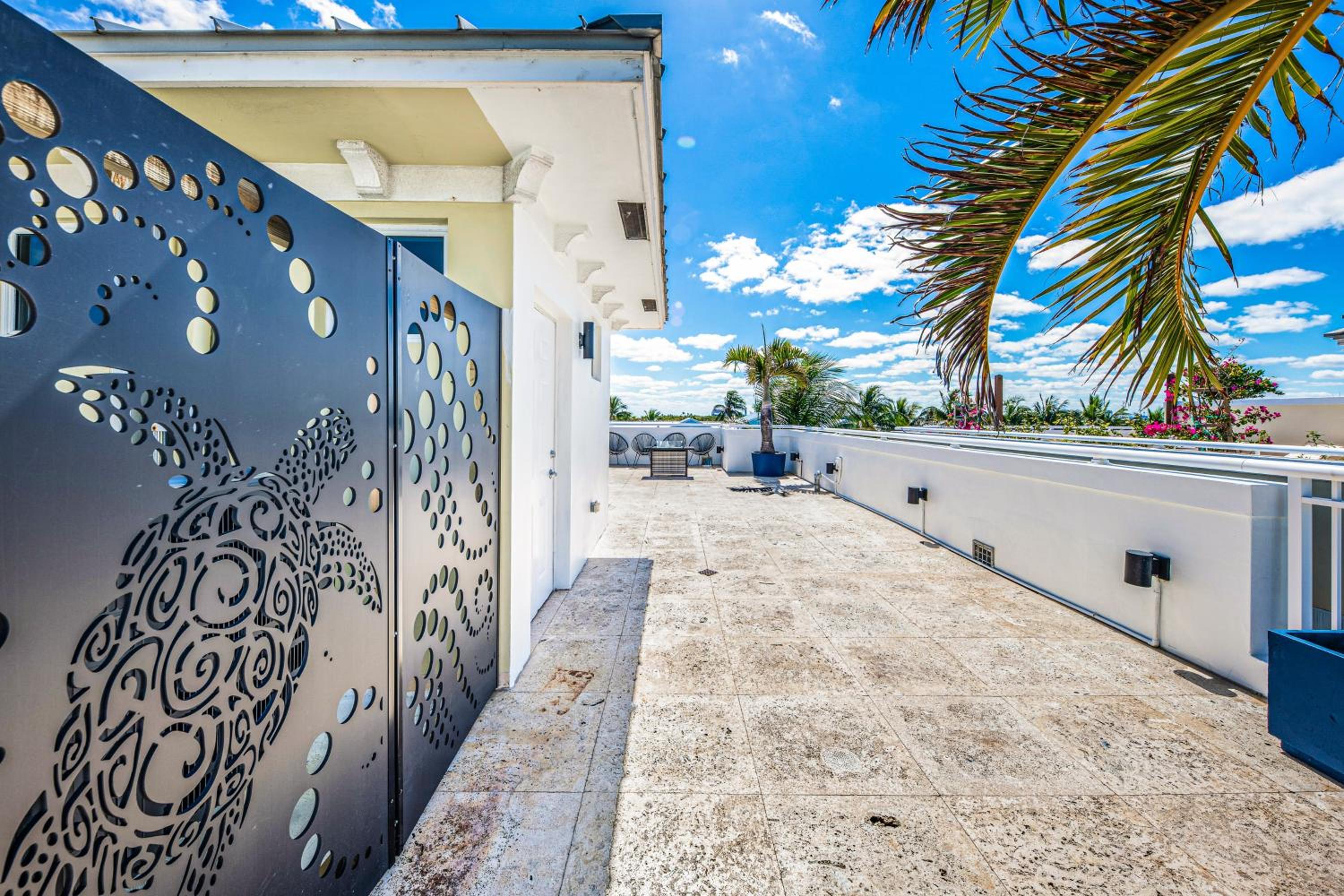 Walk to Hollywood Beach Luxury Family Getaway!