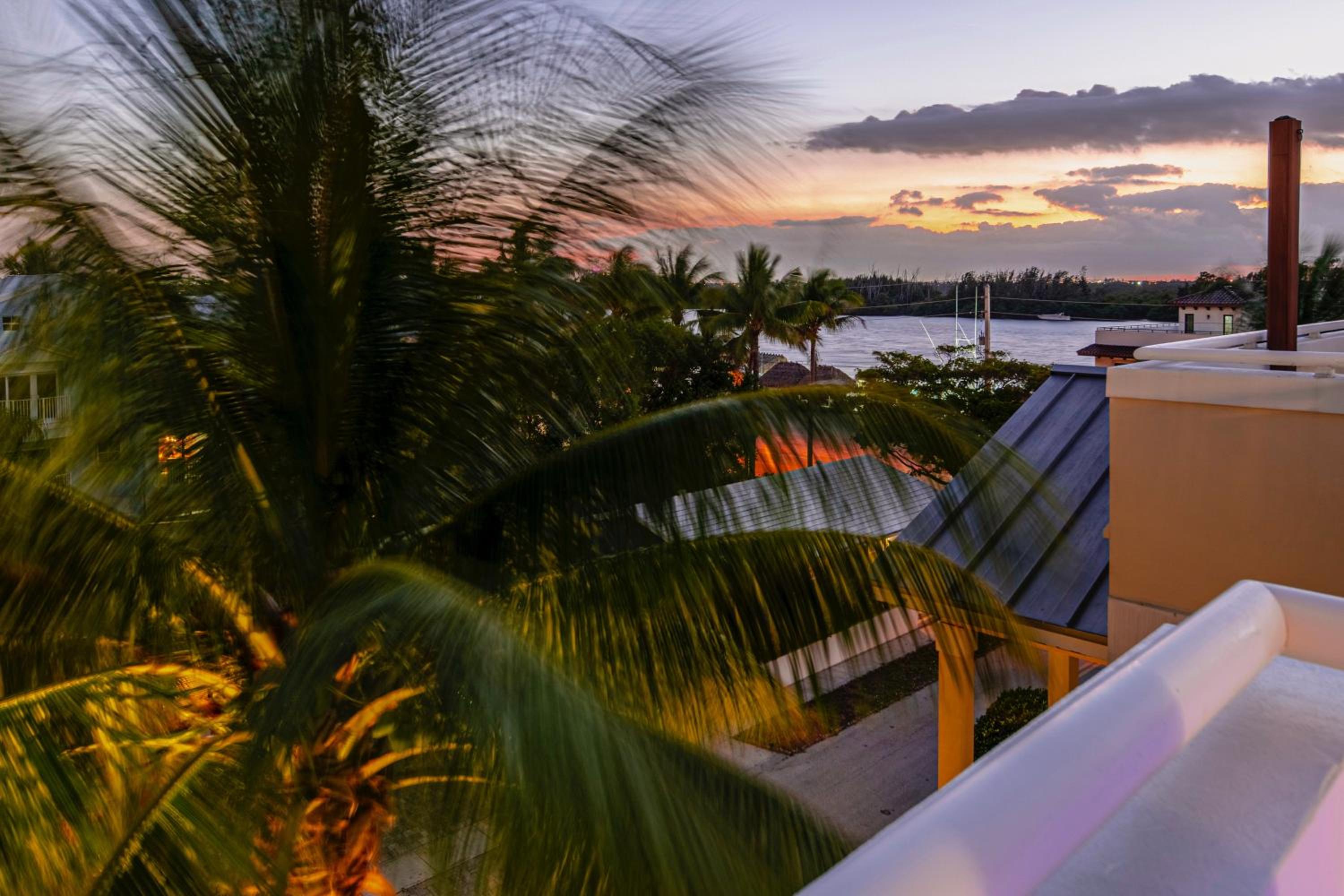 Walk to Hollywood Beach Luxury Family Getaway!