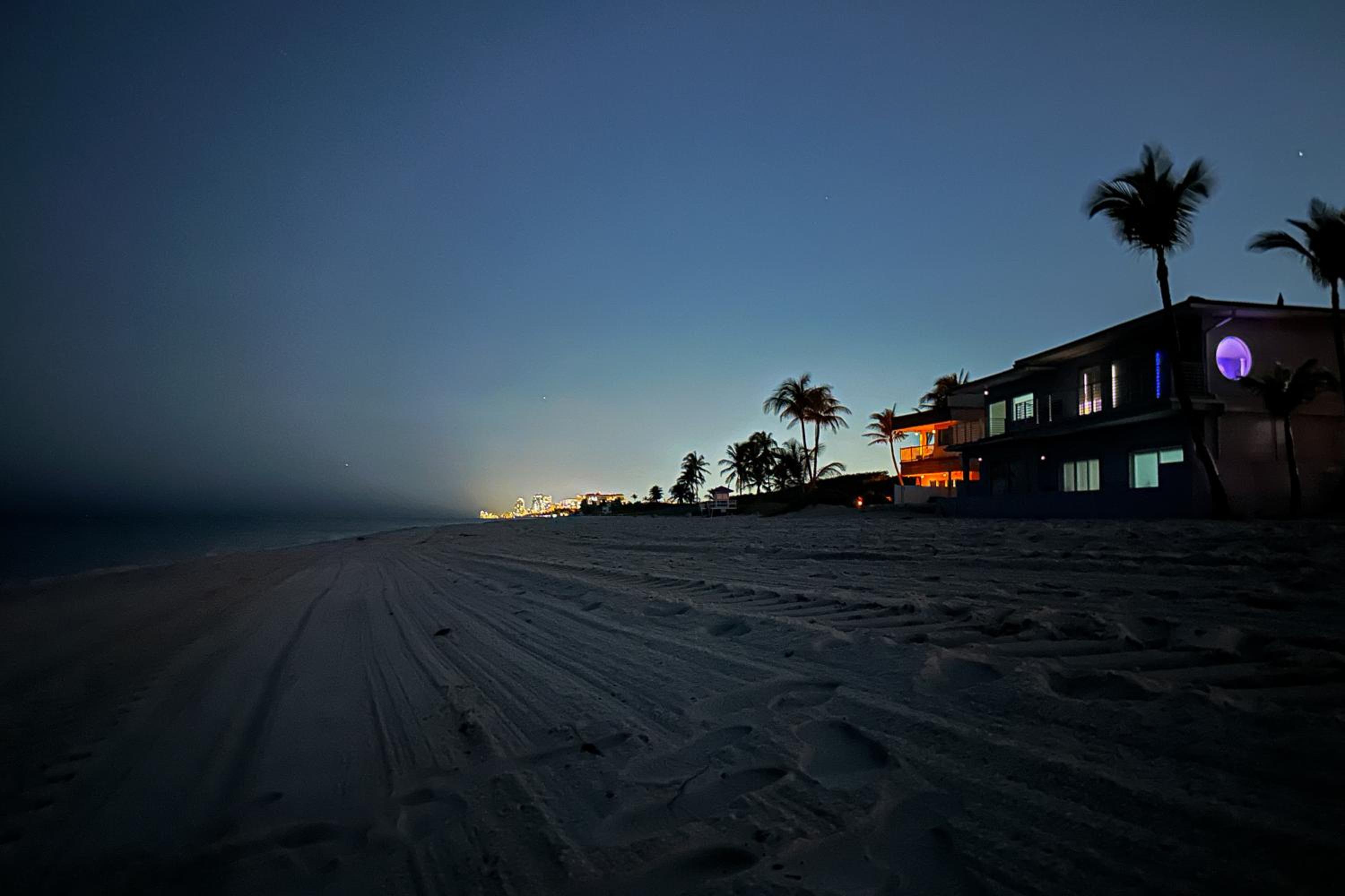 Walk to Hollywood Beach Luxury Family Getaway!