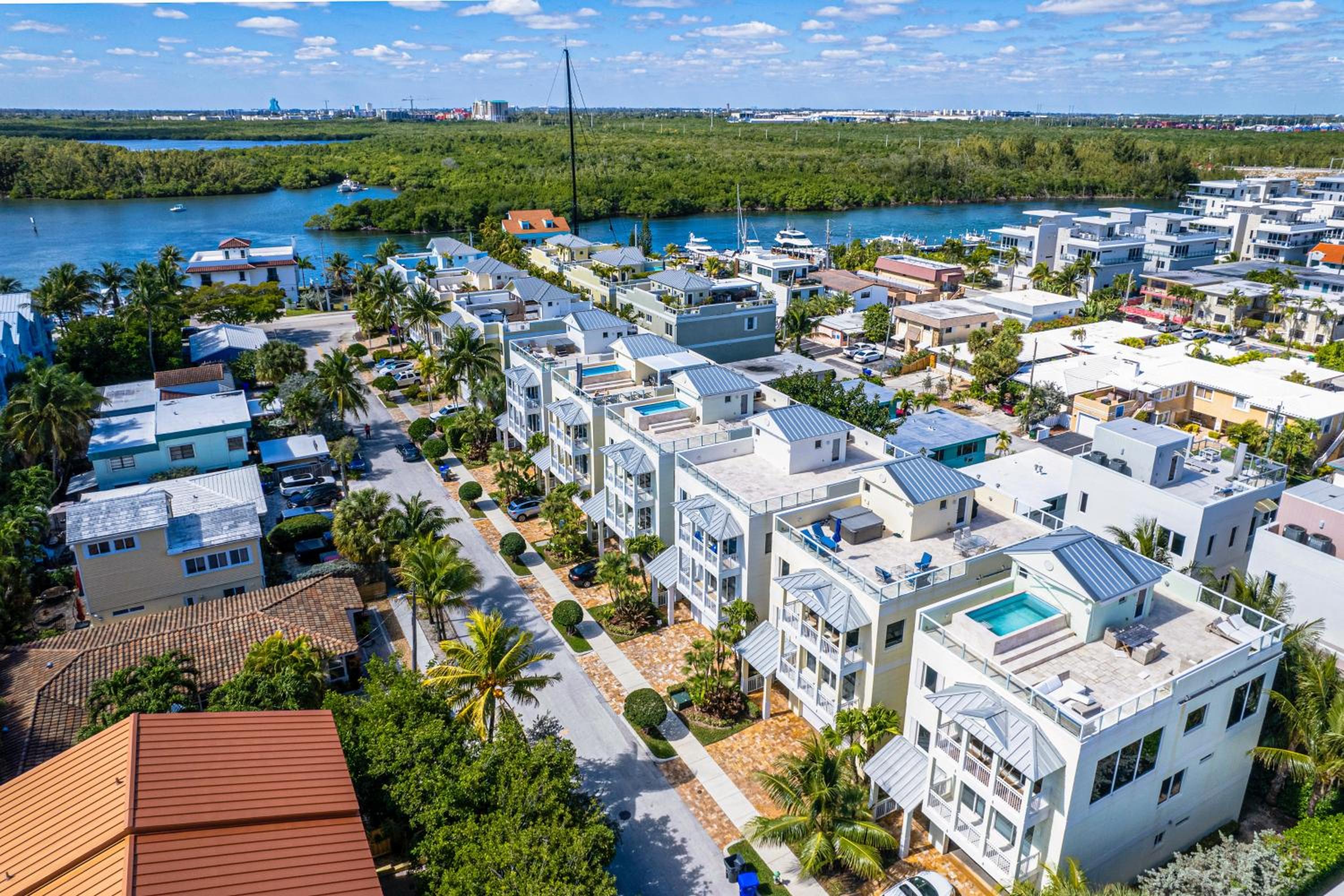 Walk to Hollywood Beach Luxury Family Getaway!