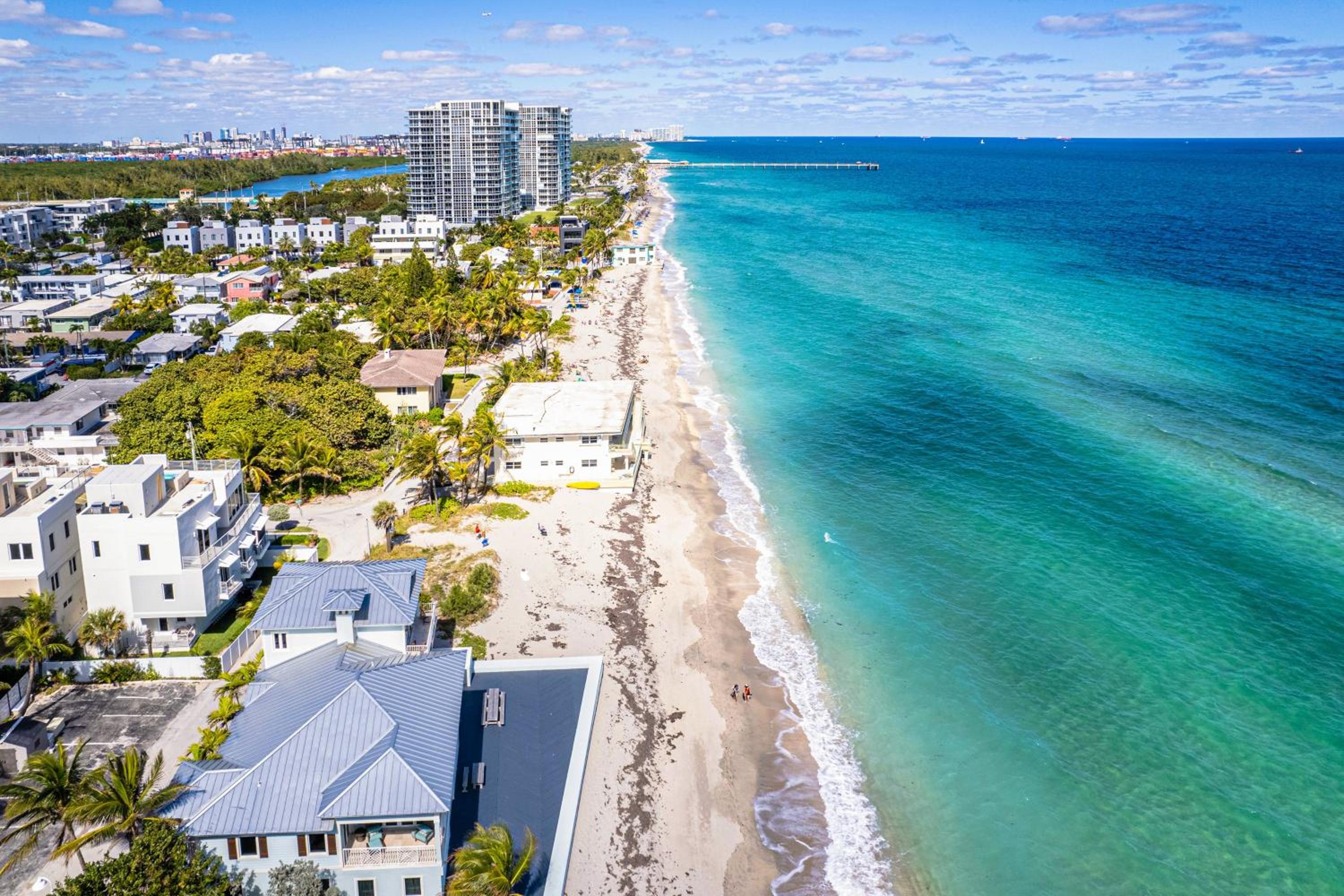 Walk to Hollywood Beach Luxury Family Getaway!