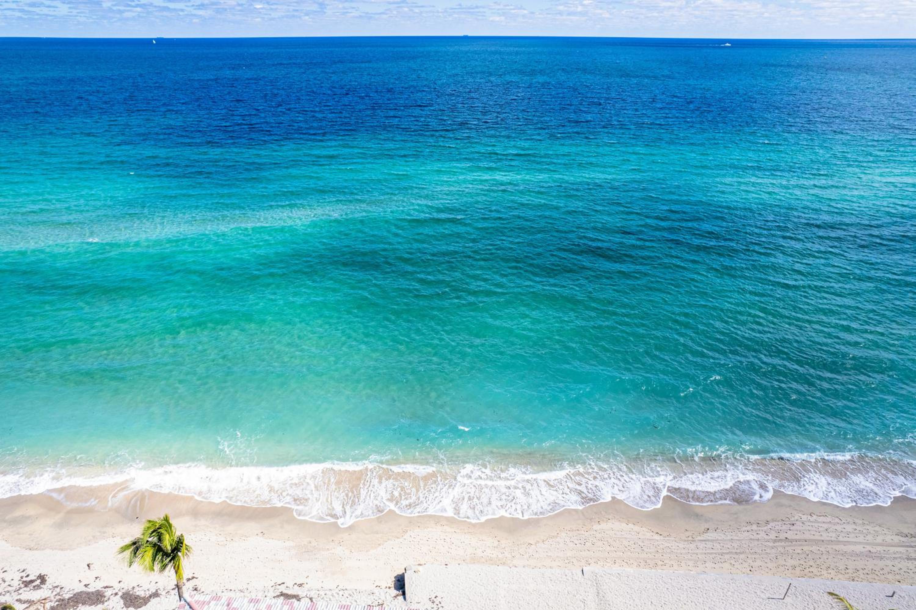 Walk to Hollywood Beach Luxury Family Getaway!