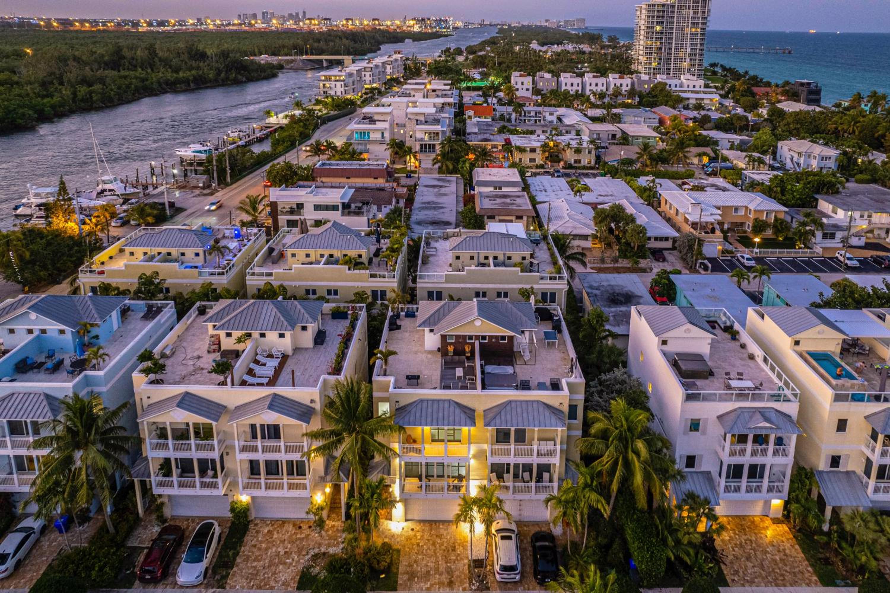Walk to Hollywood Beach Luxury Family Getaway!