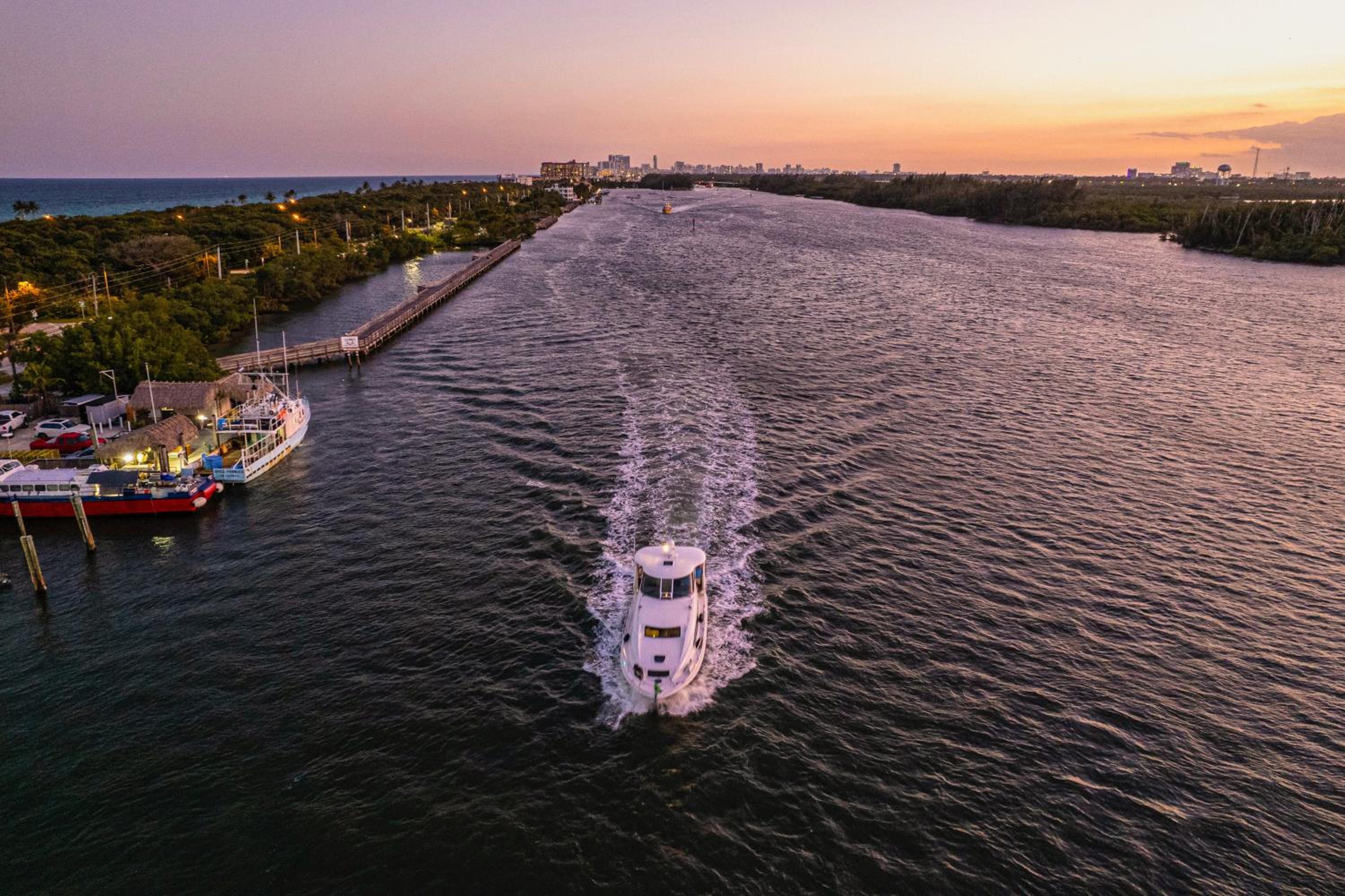 Walk to Hollywood Beach Luxury Family Getaway!