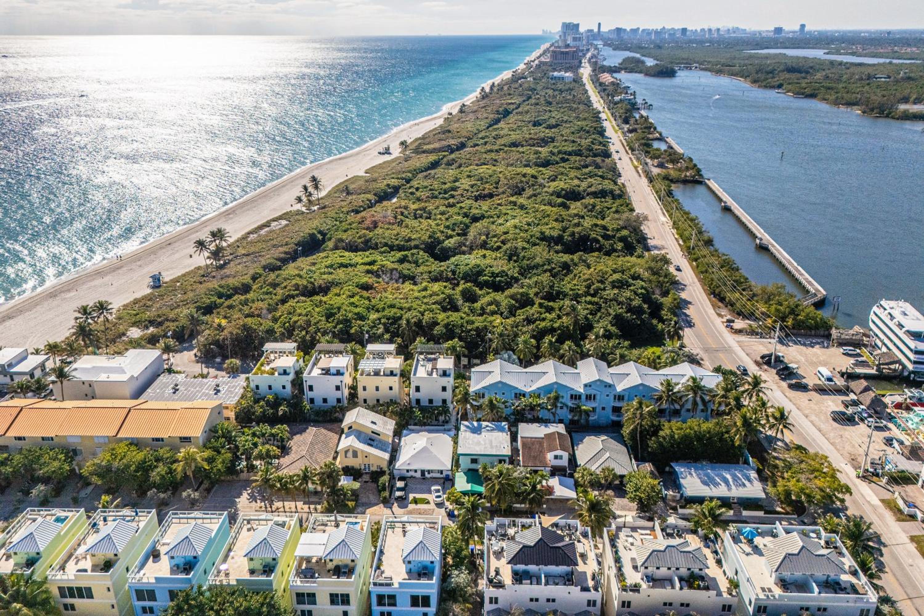 Walk to Hollywood Beach Luxury Family Getaway!