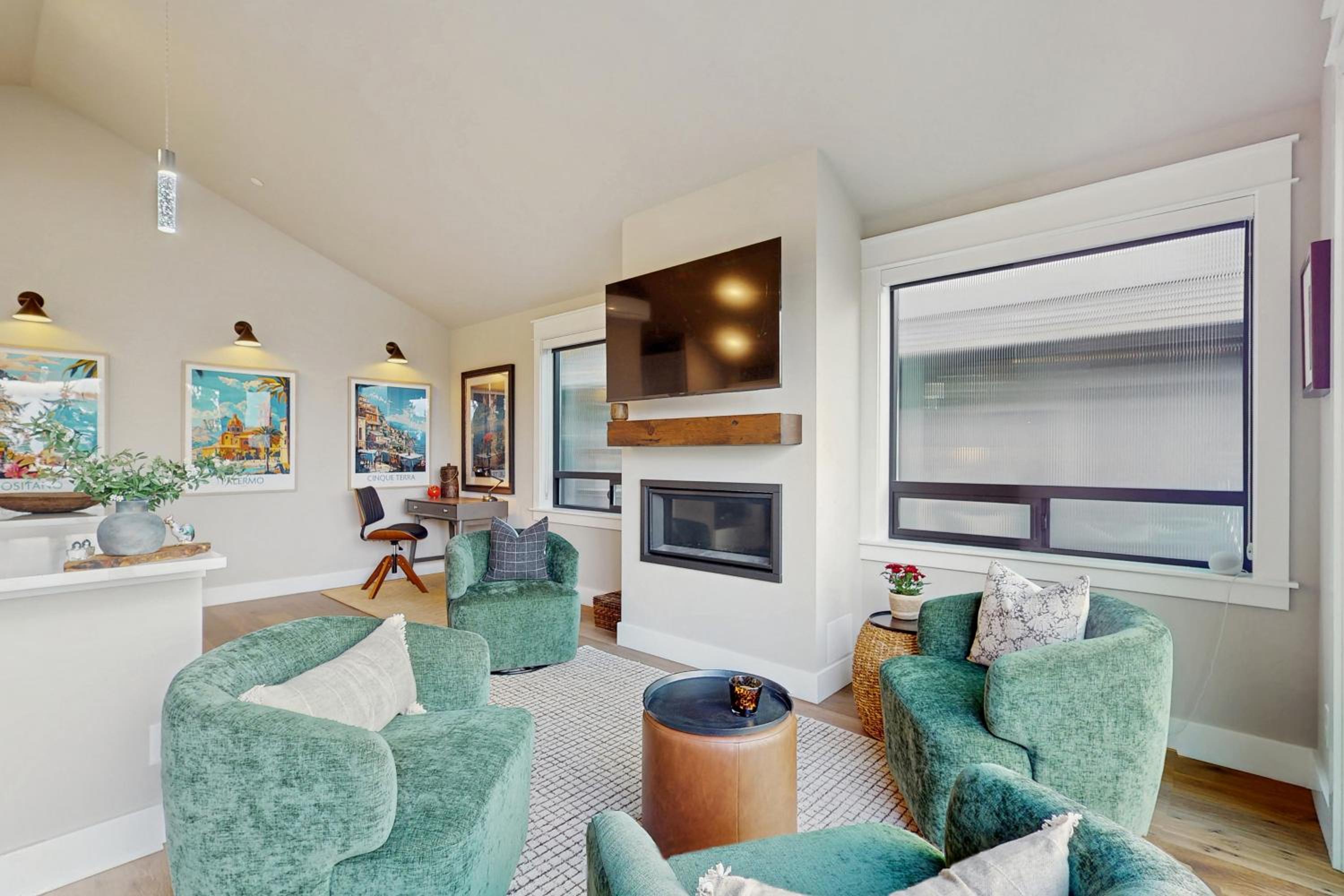 1 BR Home with Gas Fireplace and Puget Sound Views