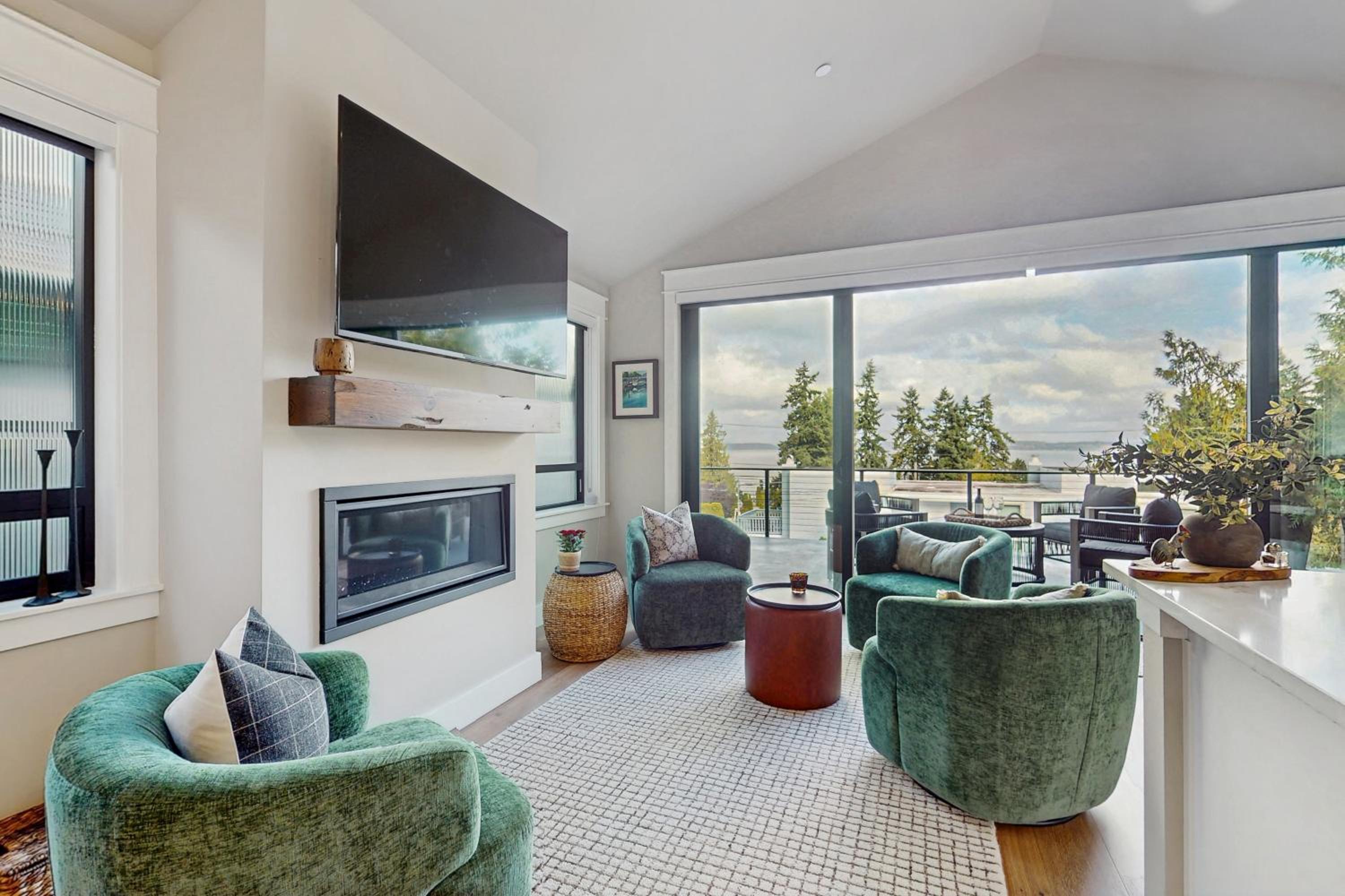 1 BR Home with Gas Fireplace and Puget Sound Views