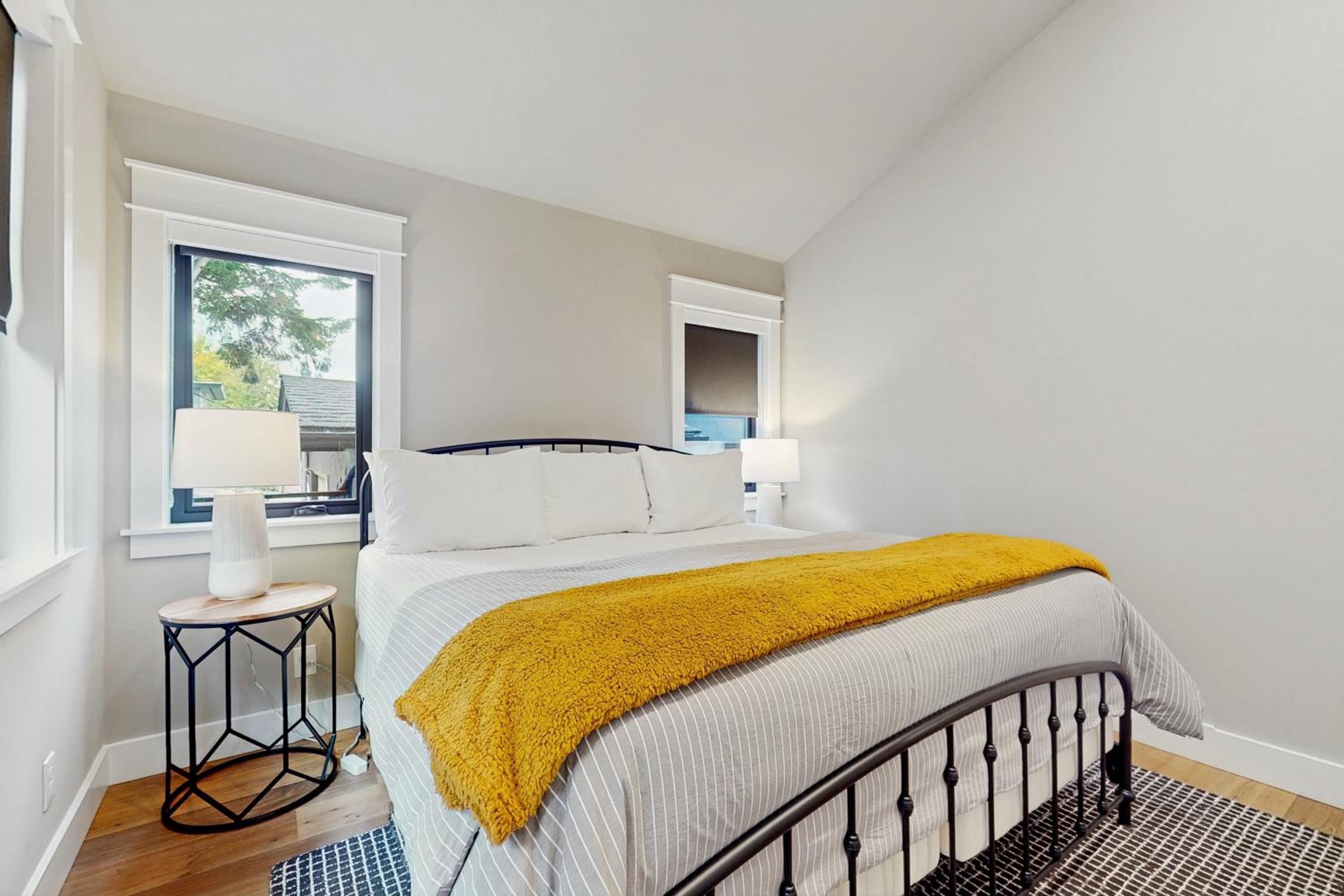 1 BR Home with Gas Fireplace and Puget Sound Views
