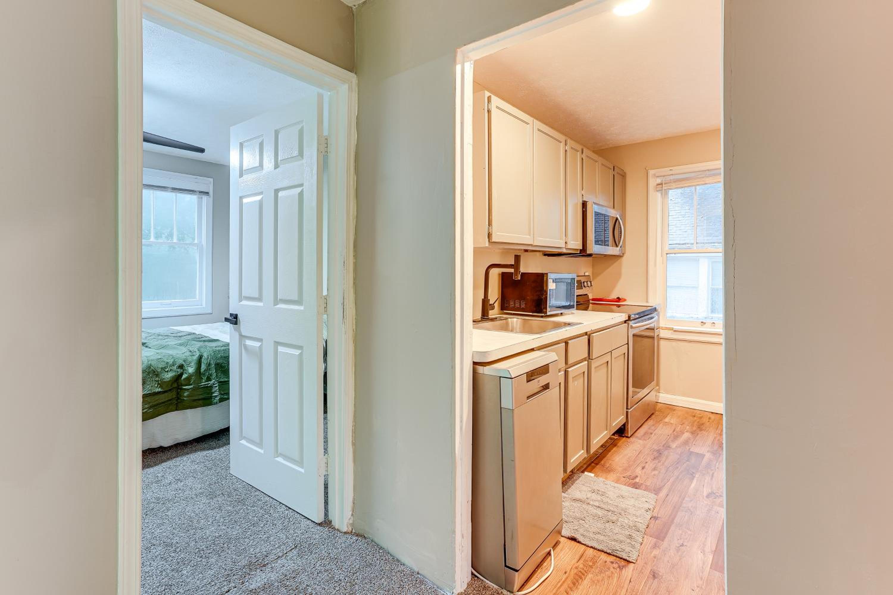 Stay Near the Derby and Downtown! Louisville Apt