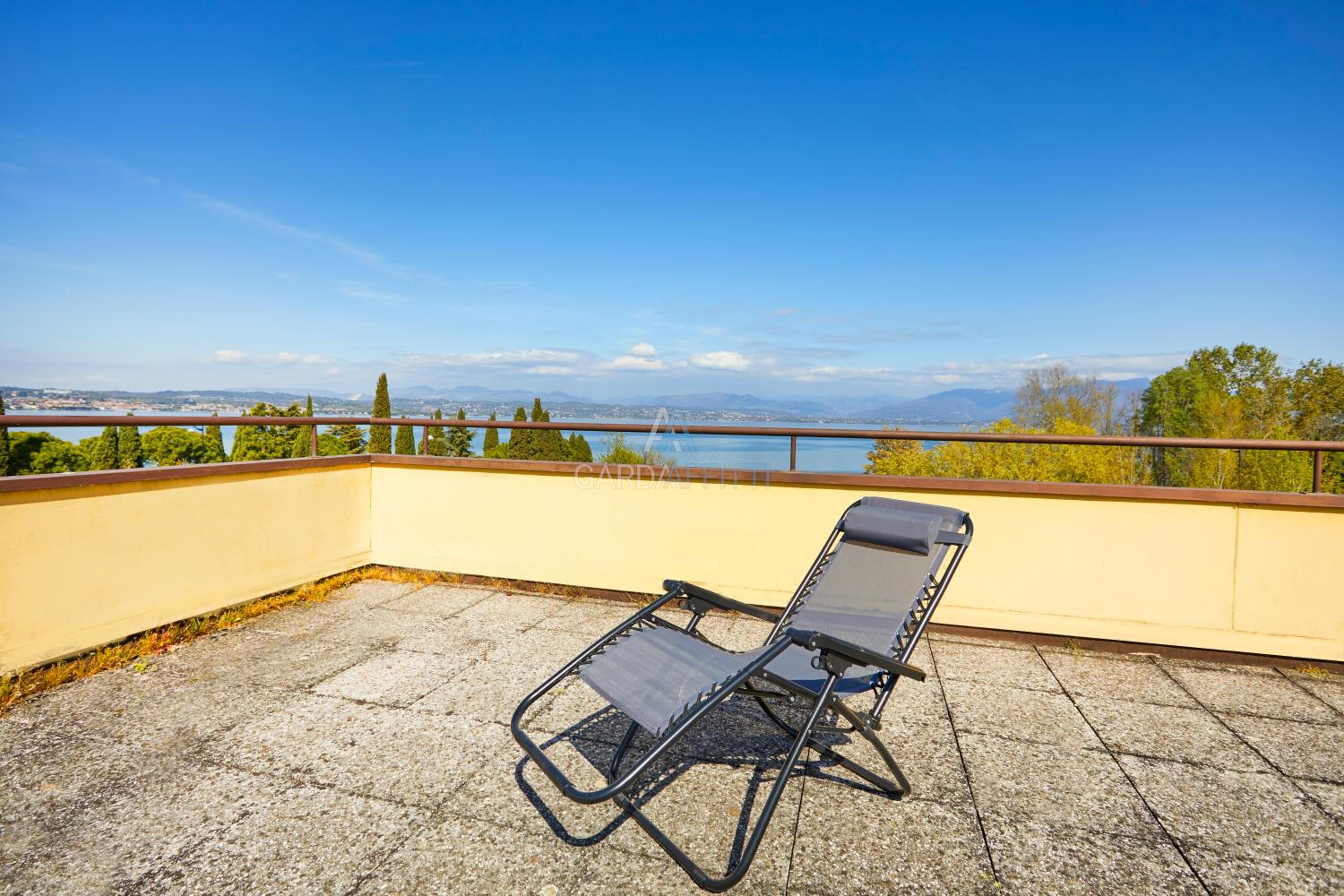 Sunshine Apt - Solarium Vista Lago a 350m dal Lago con Piscina