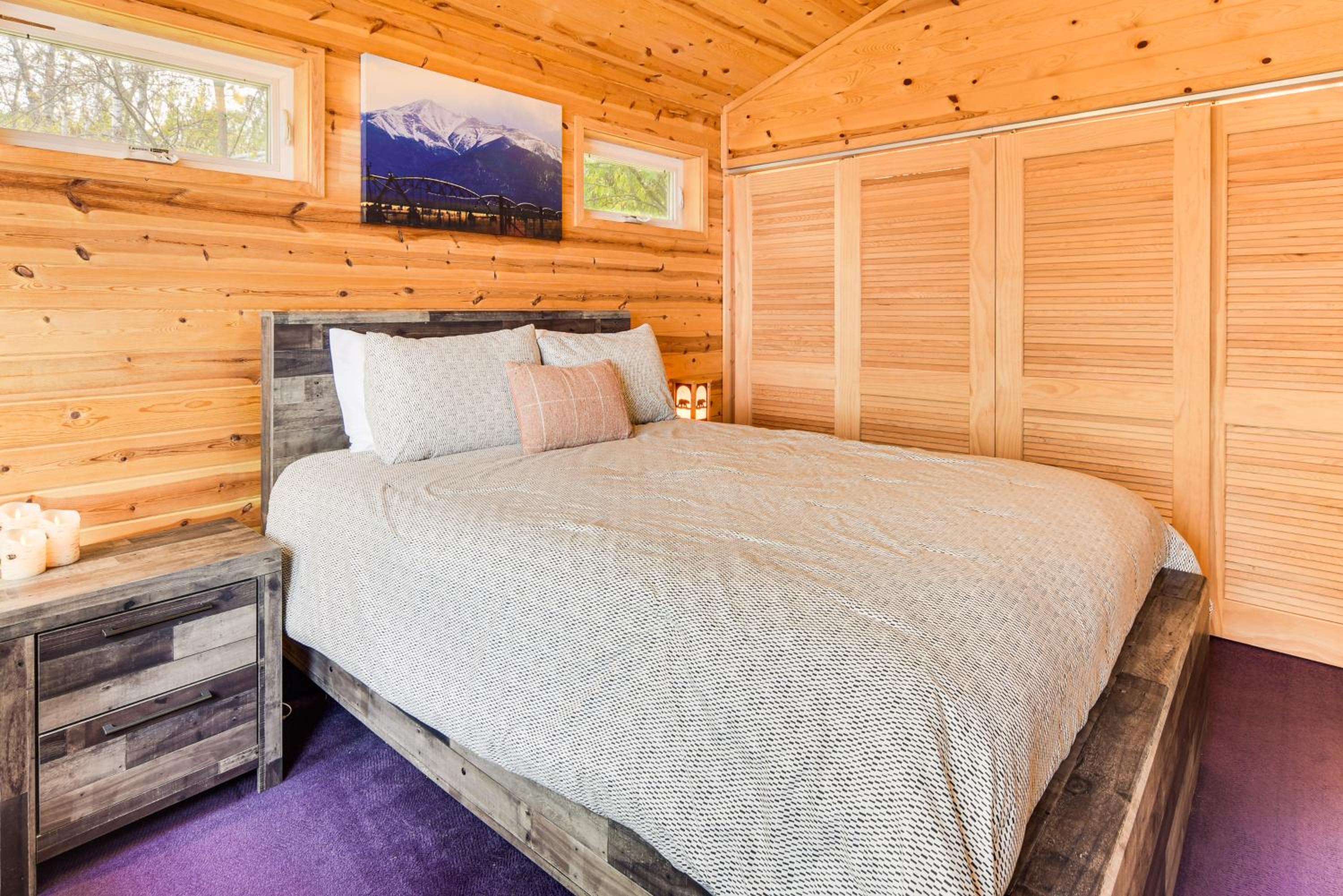 Private Peninsula! Modern-Rustic Fall Lake Cabin