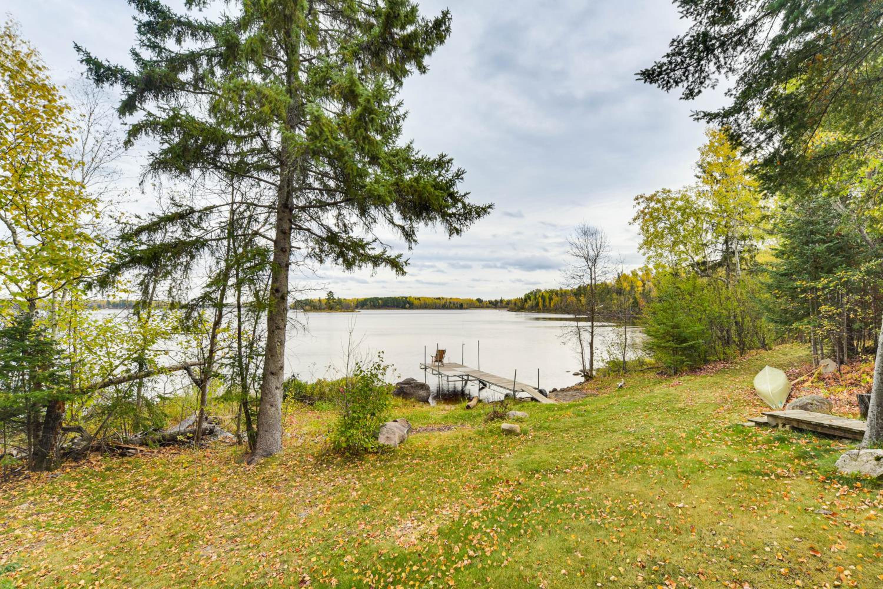 Private Peninsula! Modern-Rustic Fall Lake Cabin