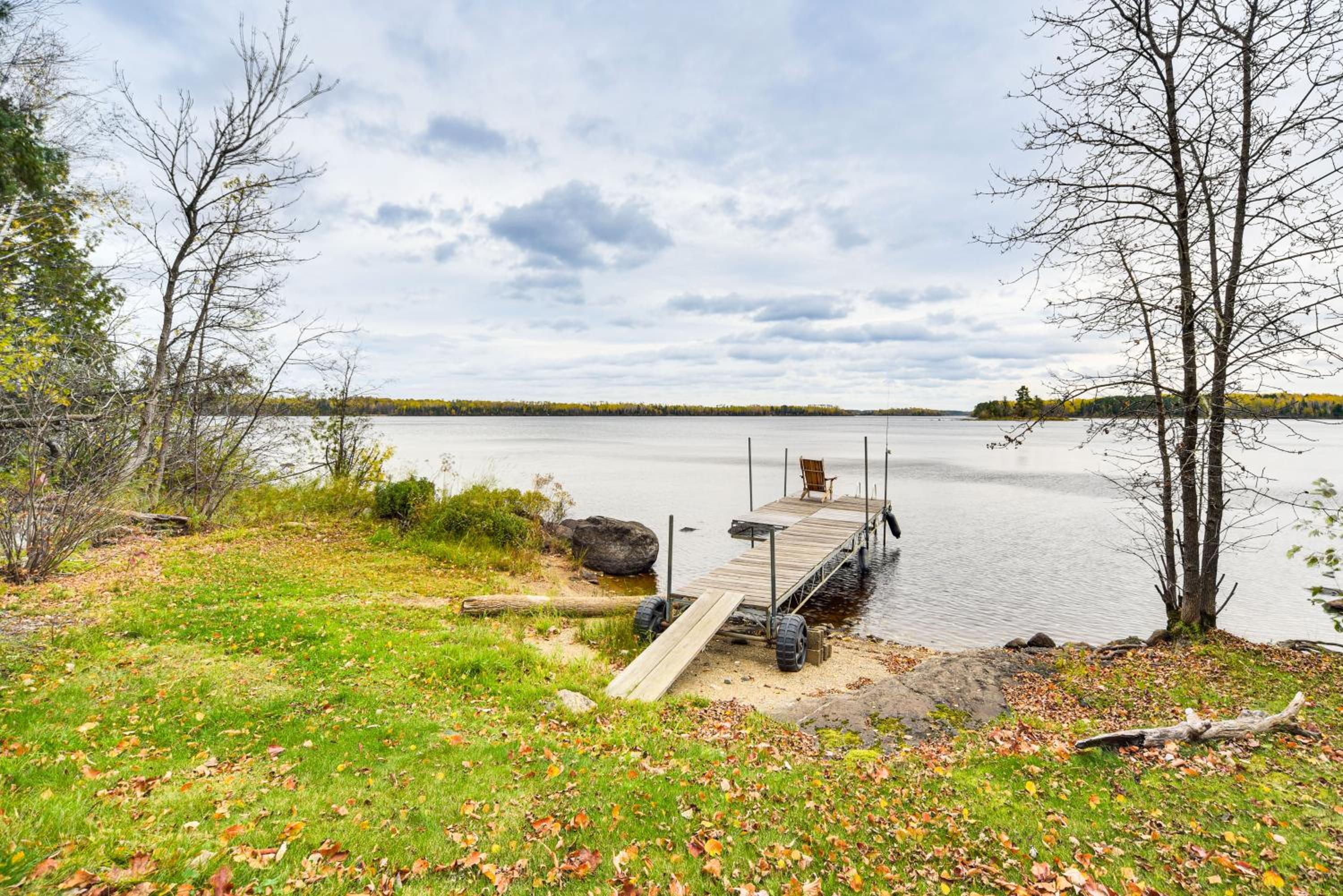 Private Peninsula! Modern-Rustic Fall Lake Cabin