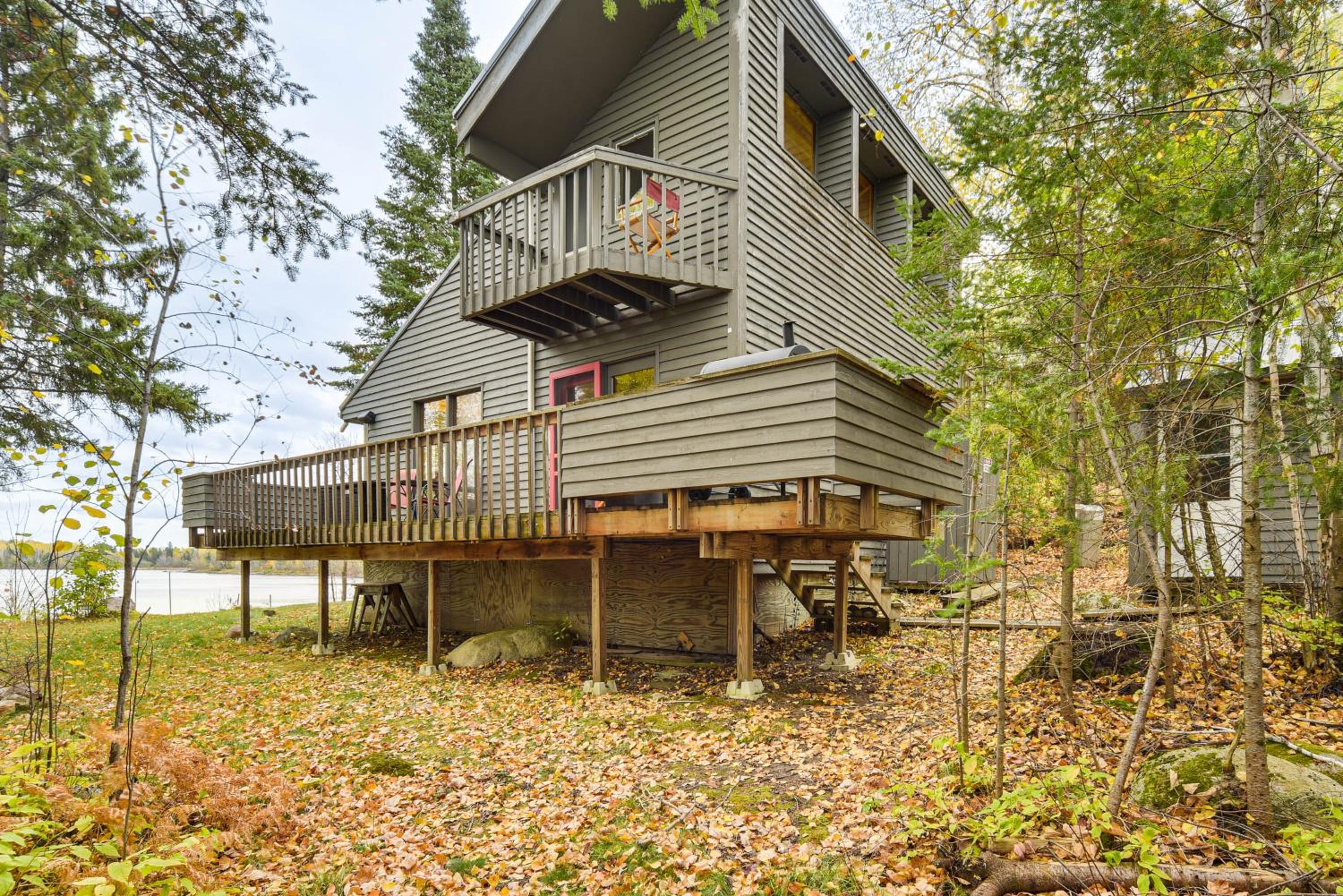 Private Peninsula! Modern-Rustic Fall Lake Cabin