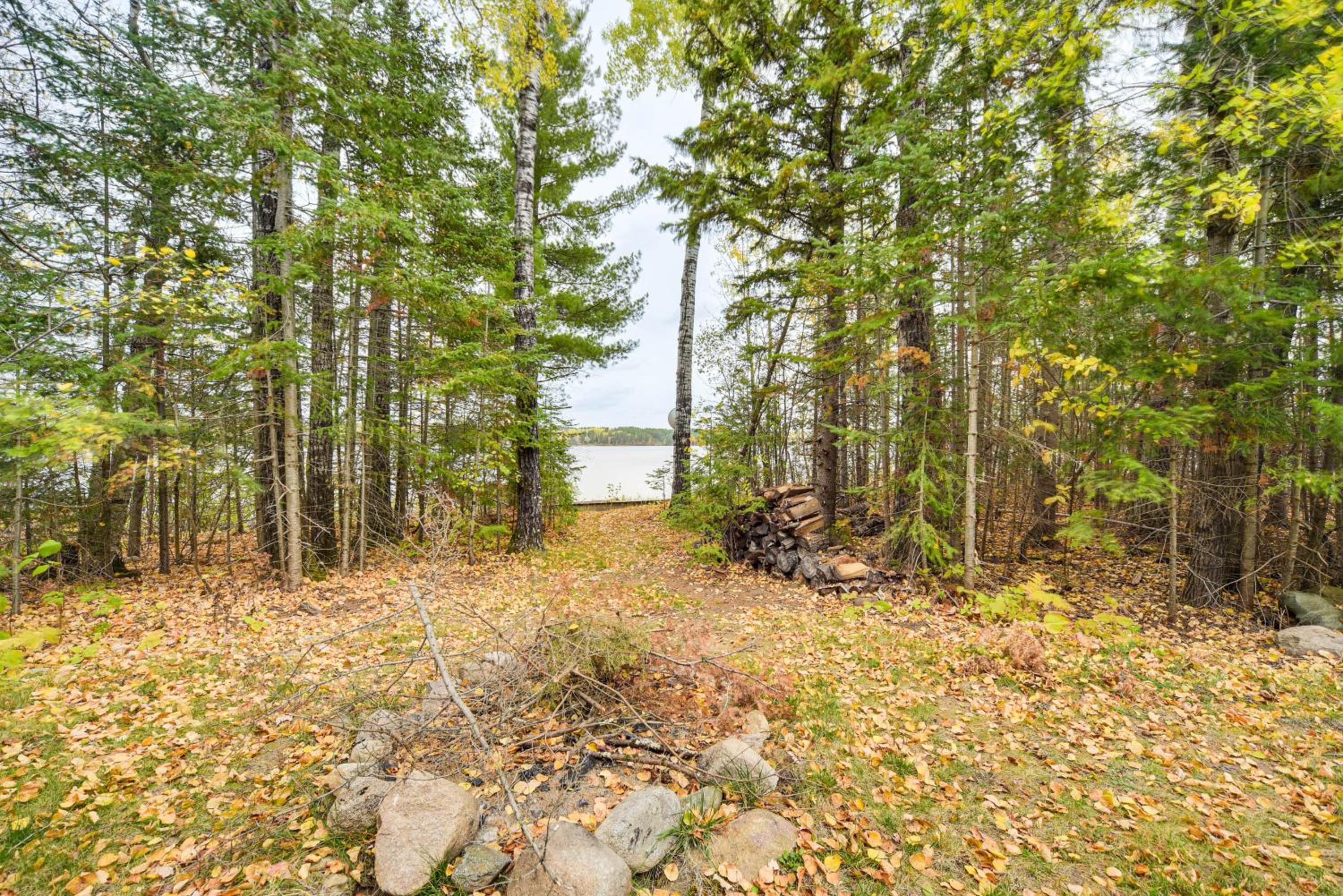 Private Peninsula! Modern-Rustic Fall Lake Cabin