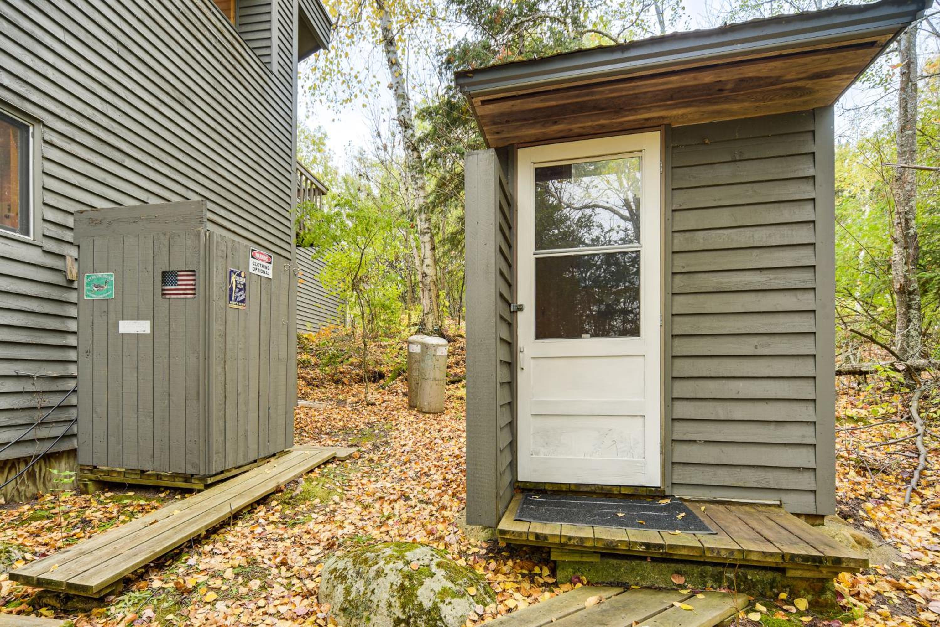 Private Peninsula! Modern-Rustic Fall Lake Cabin