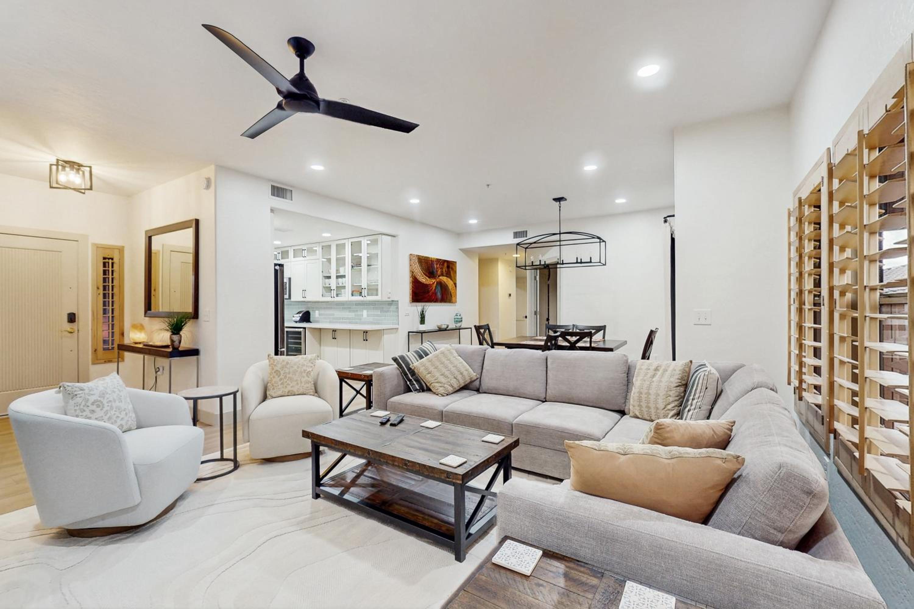 Balcony and Pool Access! Extended Stay in Scottsdale