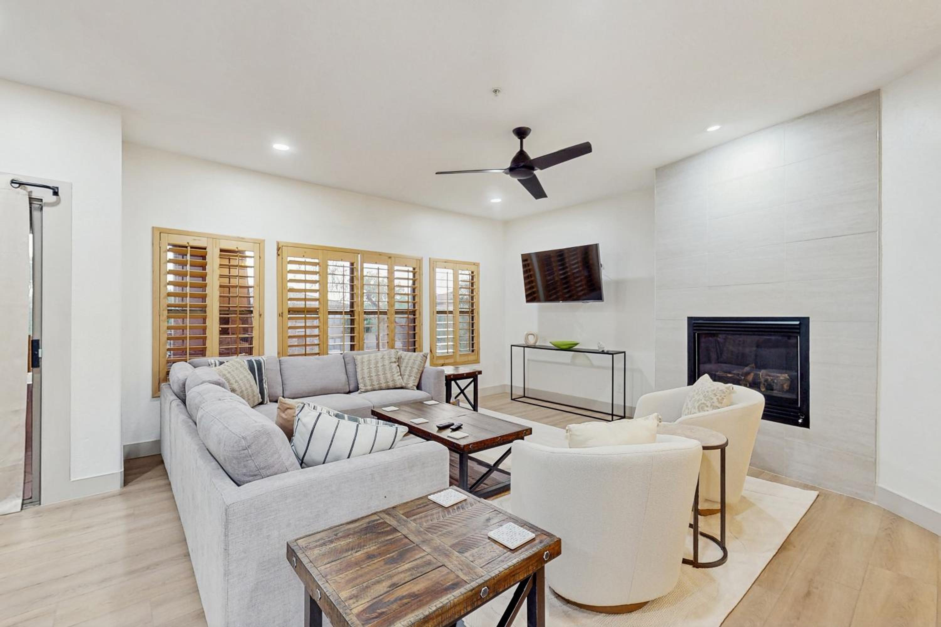 Balcony and Pool Access! Extended Stay in Scottsdale
