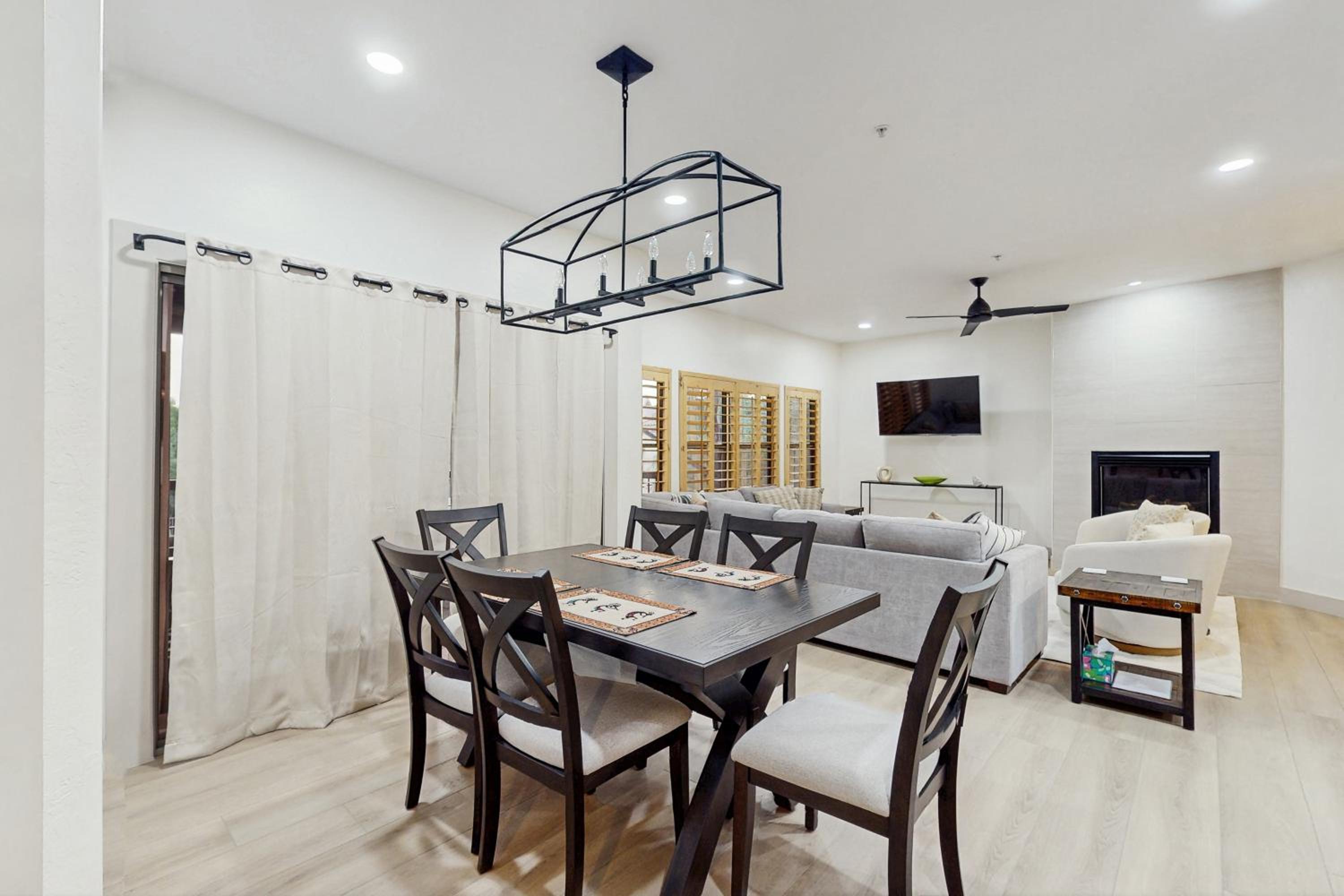 Balcony and Pool Access! Extended Stay in Scottsdale