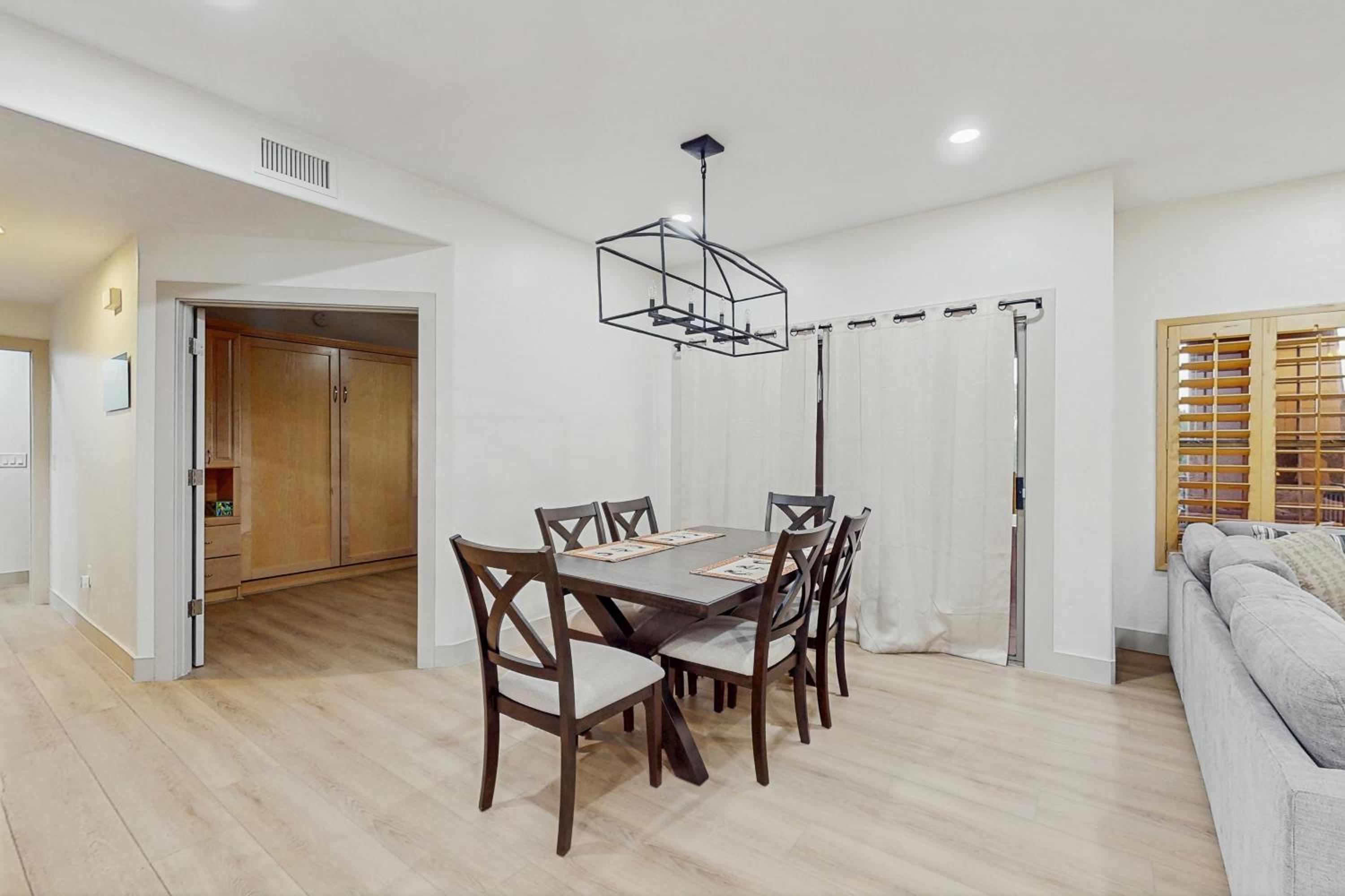 Balcony and Pool Access! Extended Stay in Scottsdale