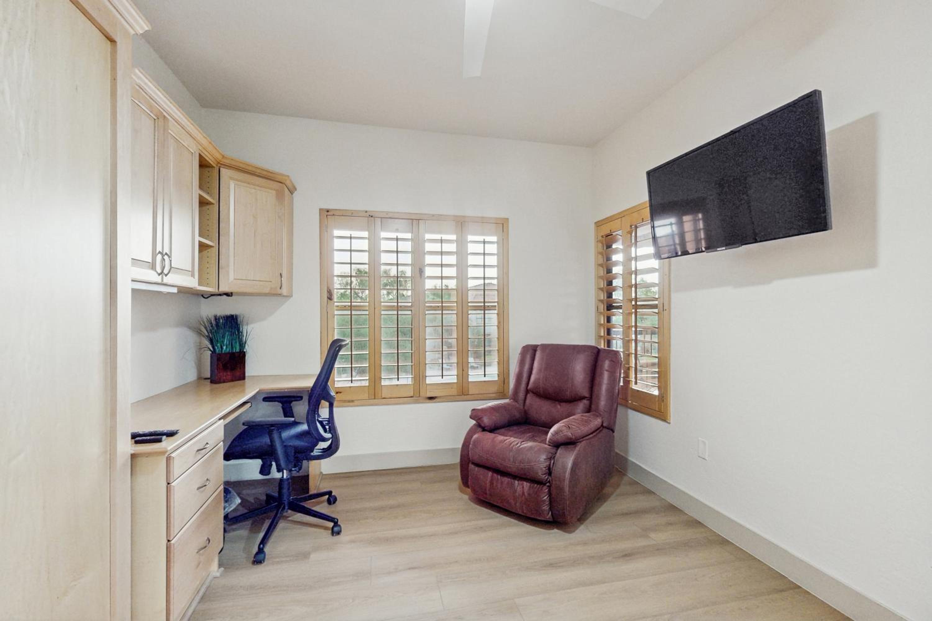 Balcony and Pool Access! Extended Stay in Scottsdale