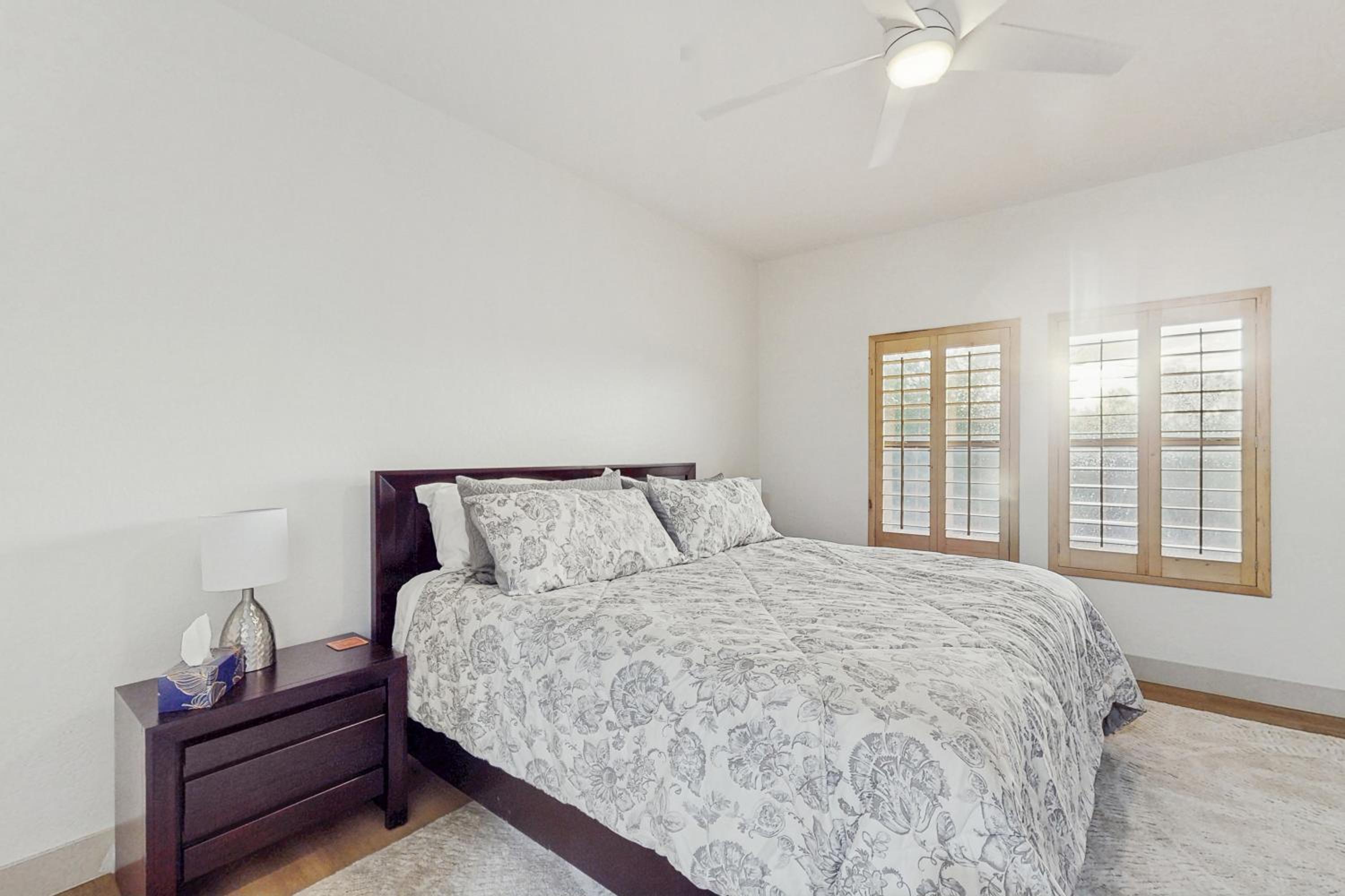 Balcony and Pool Access! Extended Stay in Scottsdale