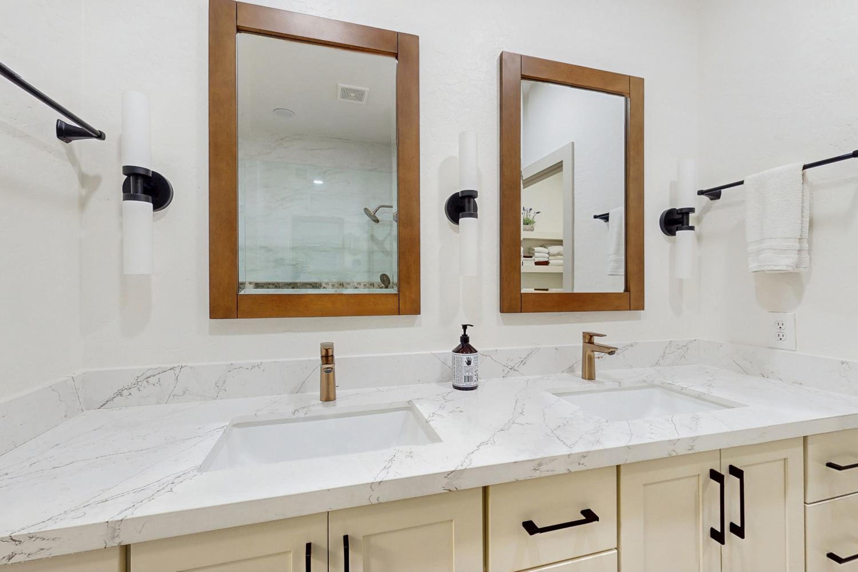 Balcony and Pool Access! Extended Stay in Scottsdale