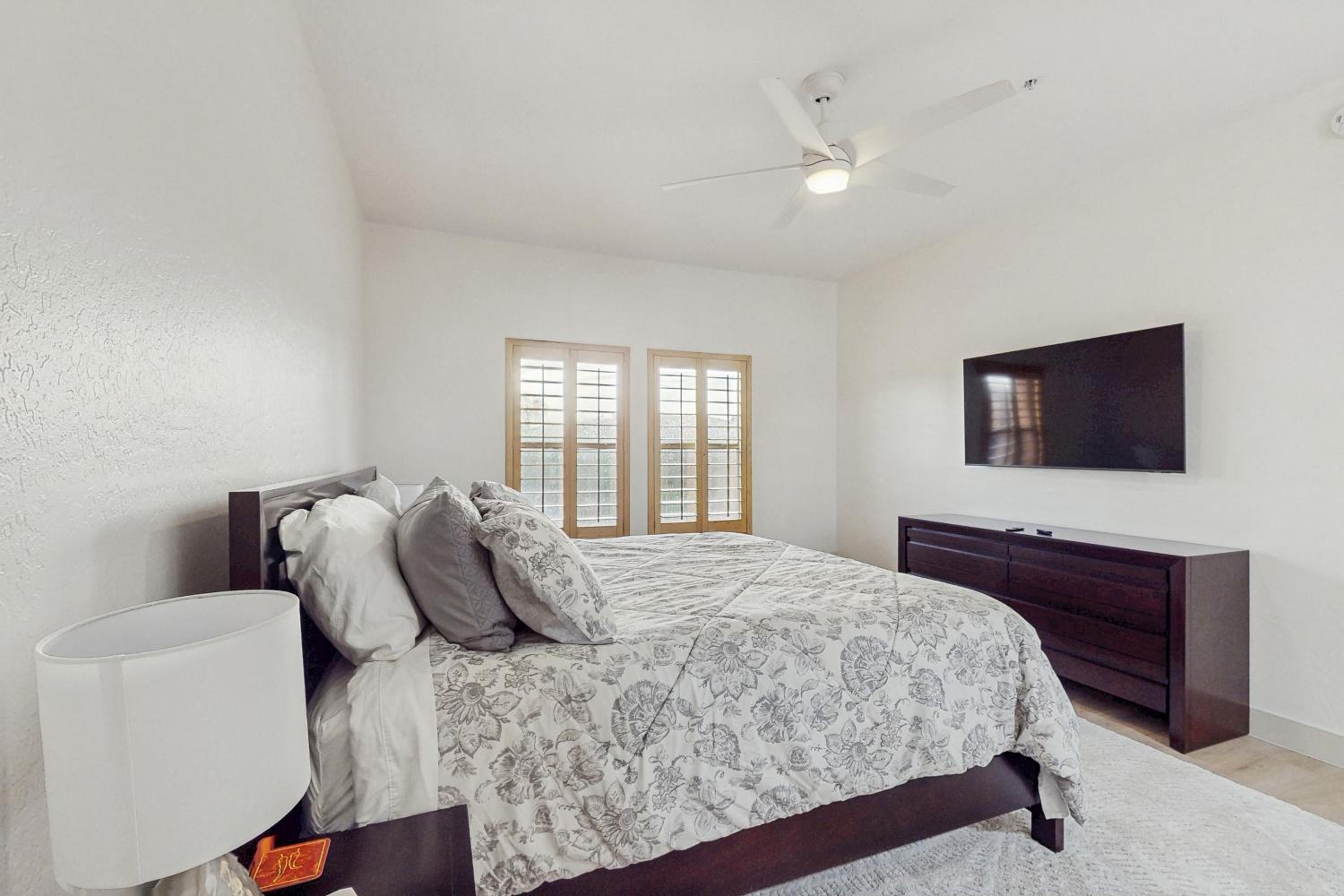Balcony and Pool Access! Extended Stay in Scottsdale