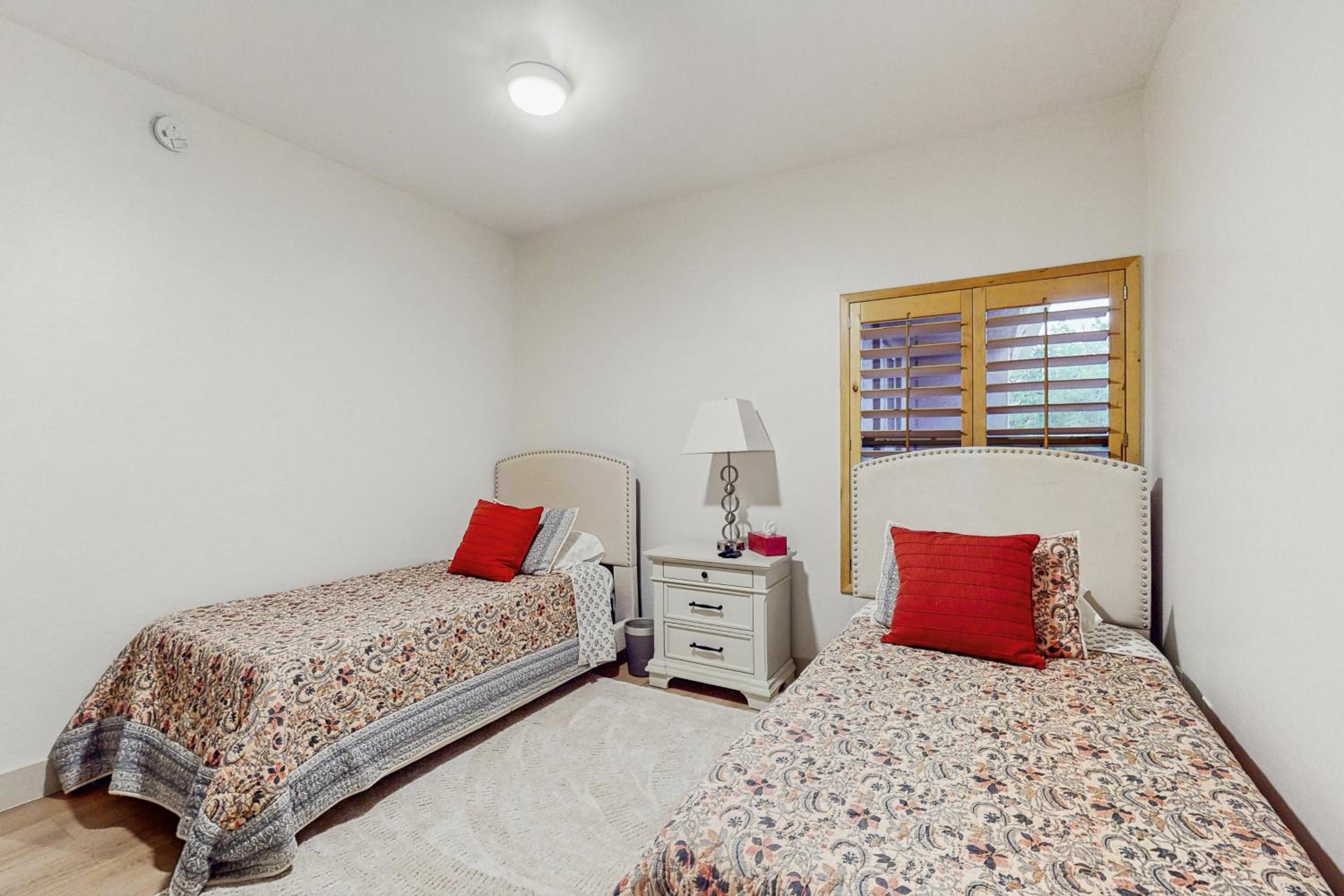 Balcony and Pool Access! Extended Stay in Scottsdale