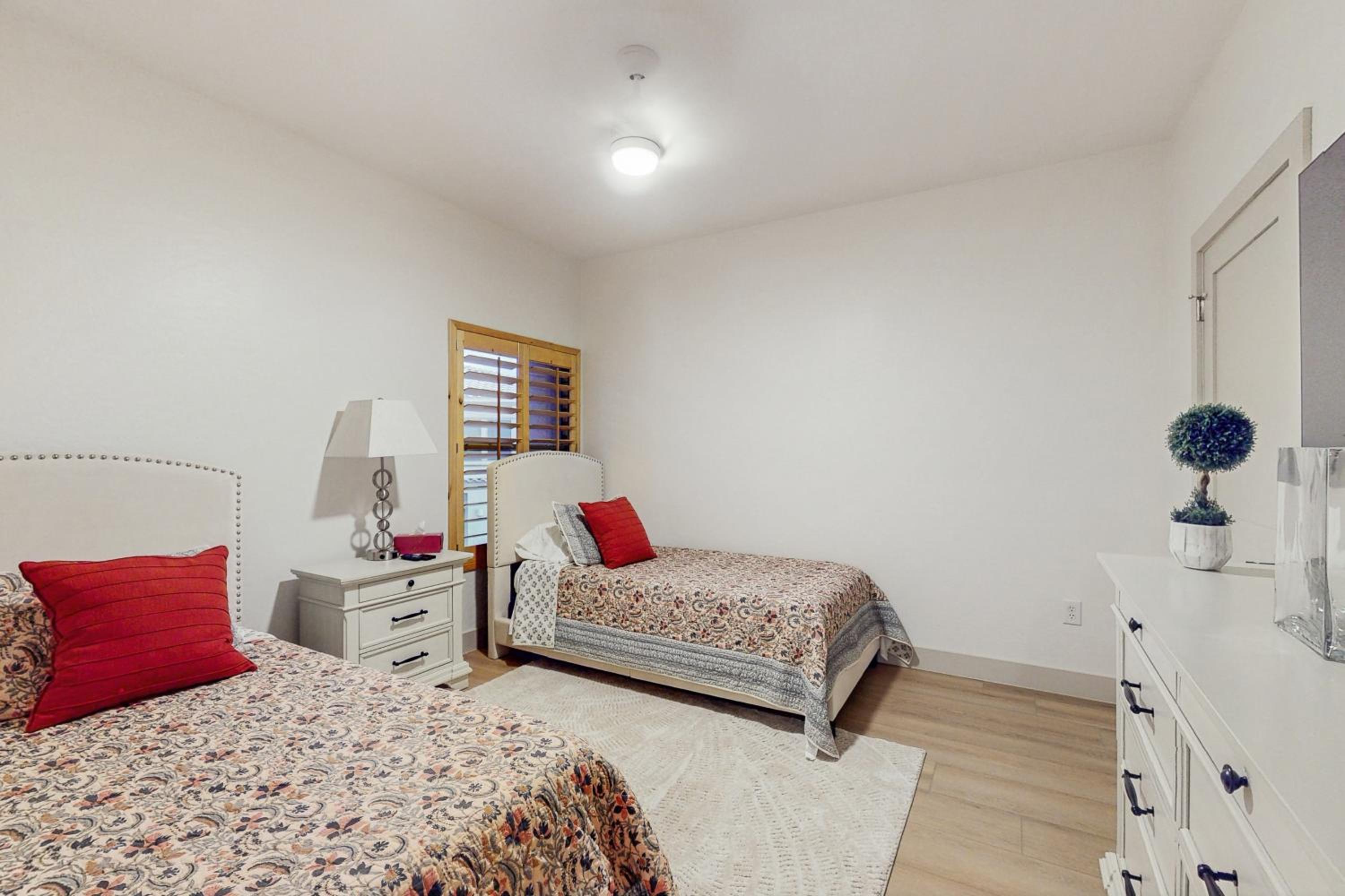 Balcony and Pool Access! Extended Stay in Scottsdale