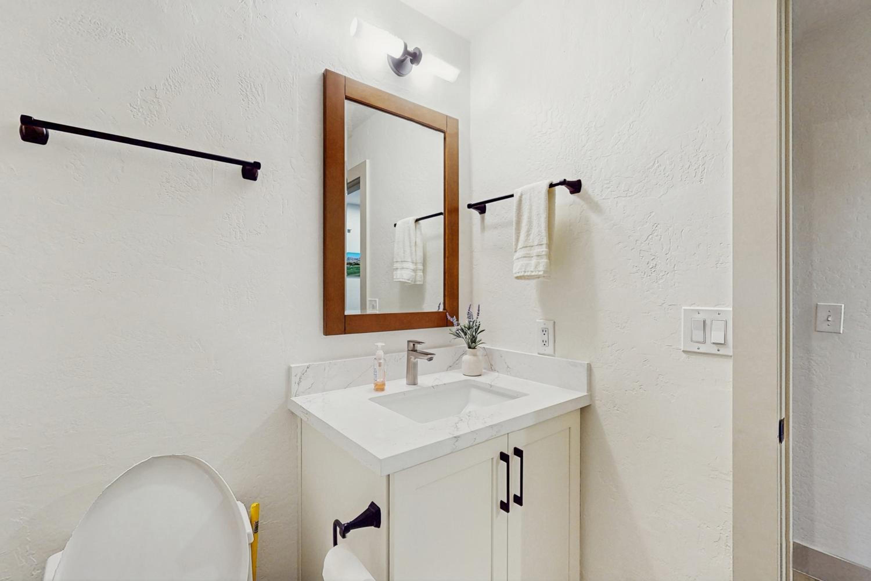 Balcony and Pool Access! Extended Stay in Scottsdale