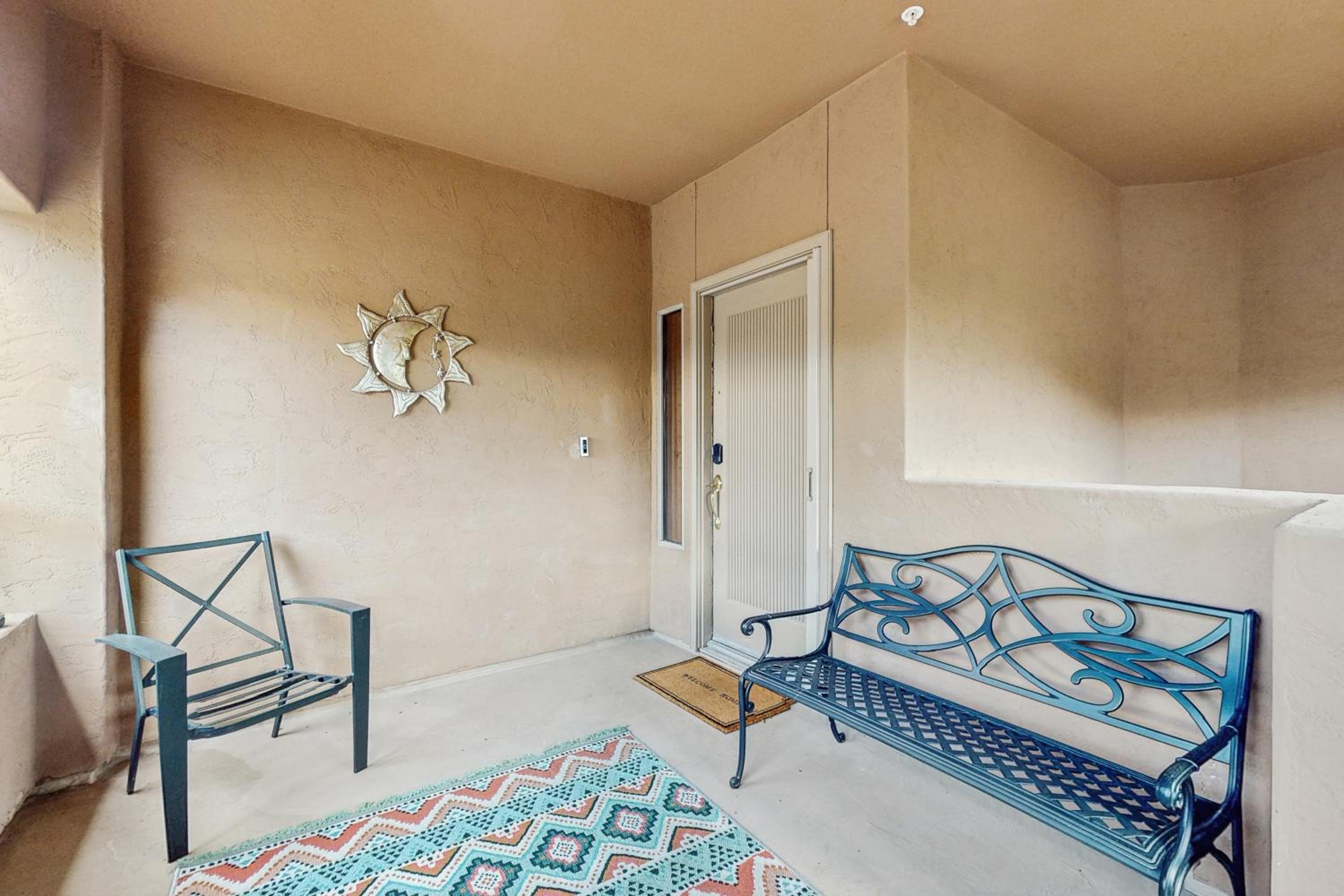 Balcony and Pool Access! Extended Stay in Scottsdale