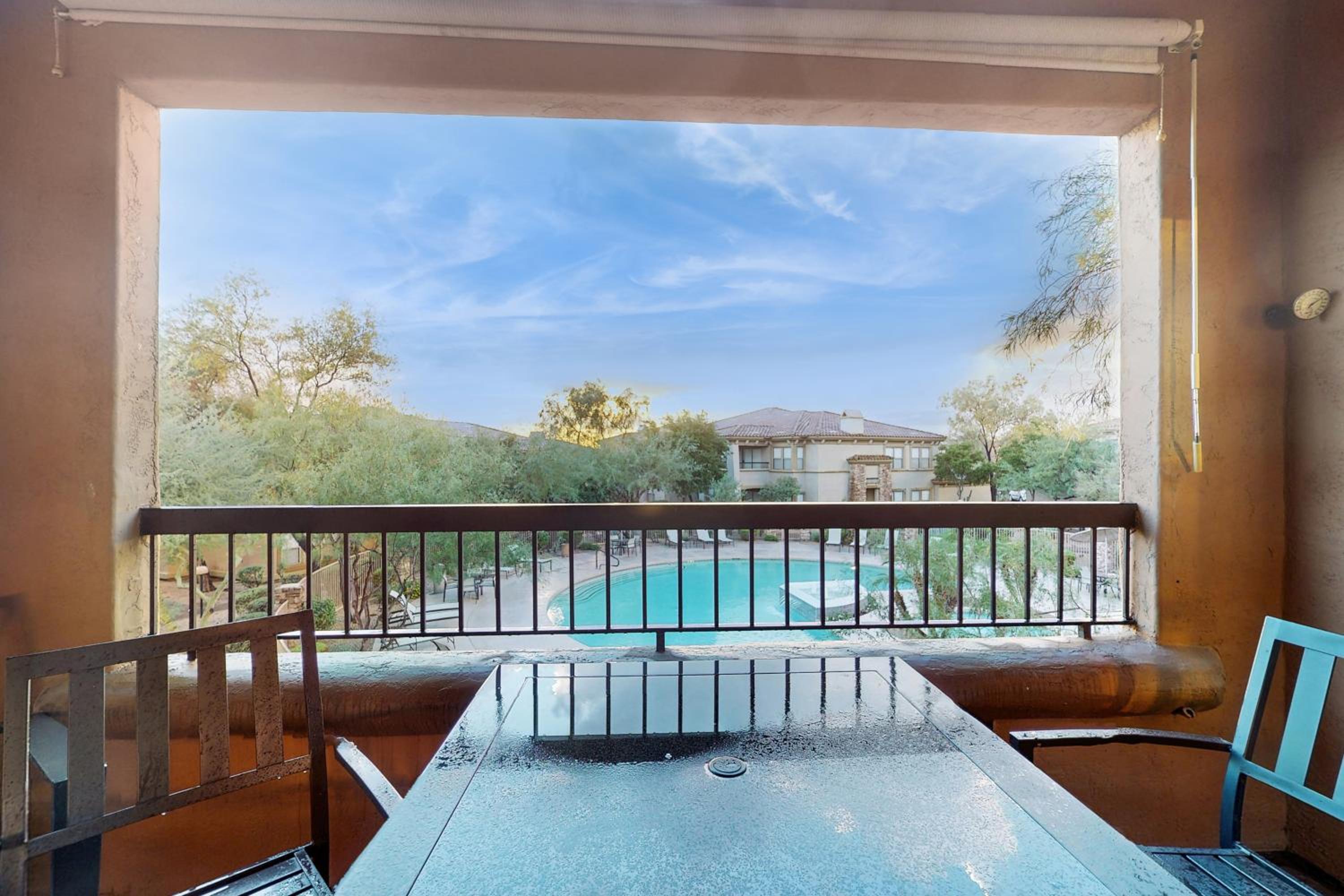Balcony and Pool Access! Extended Stay in Scottsdale