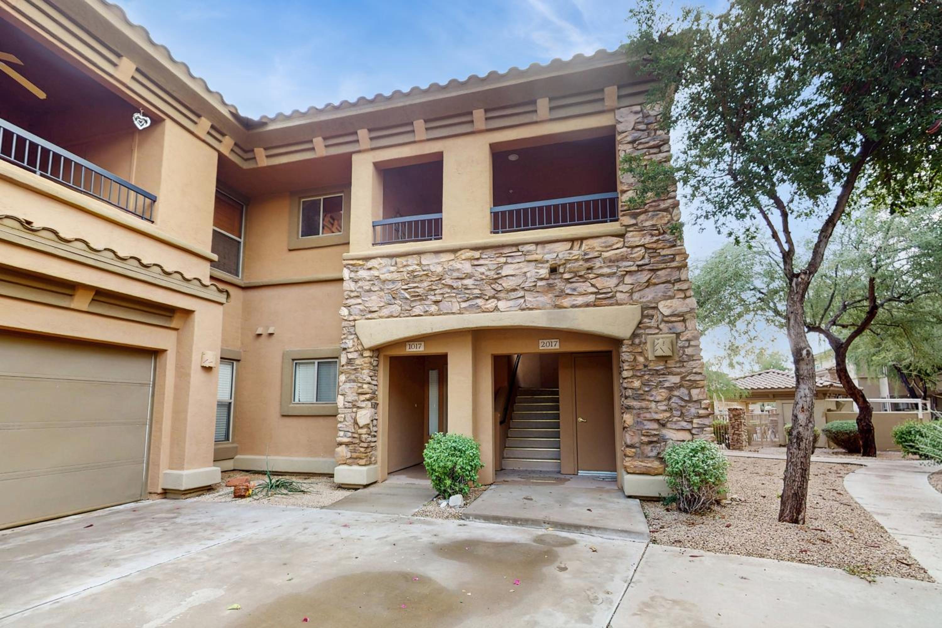 Balcony and Pool Access! Extended Stay in Scottsdale