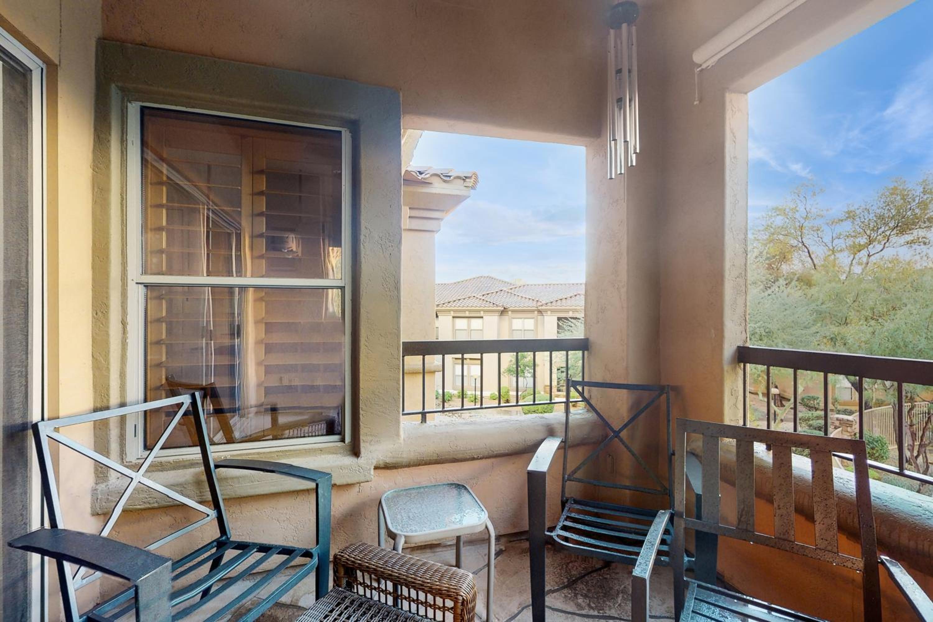 Balcony and Pool Access! Extended Stay in Scottsdale