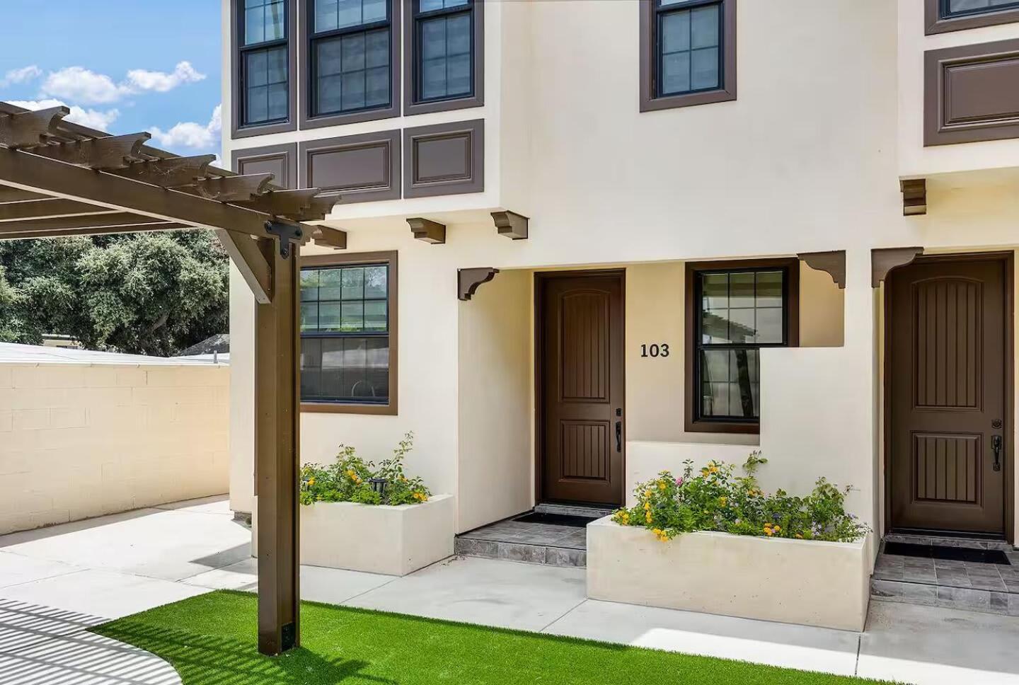 Bright Pasadena Getaway w Patio & Near Old Town