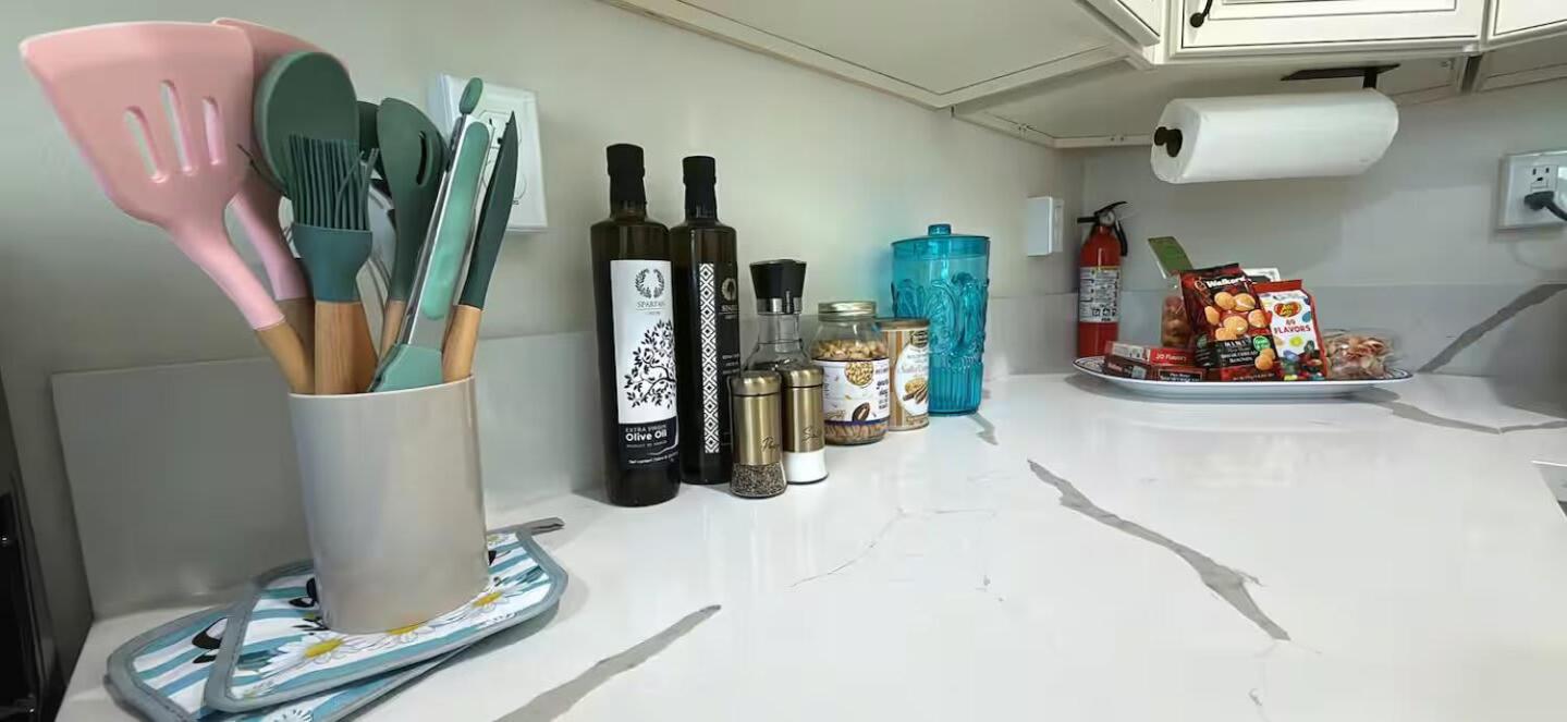 Bright Pasadena Getaway w Patio & Near Old Town