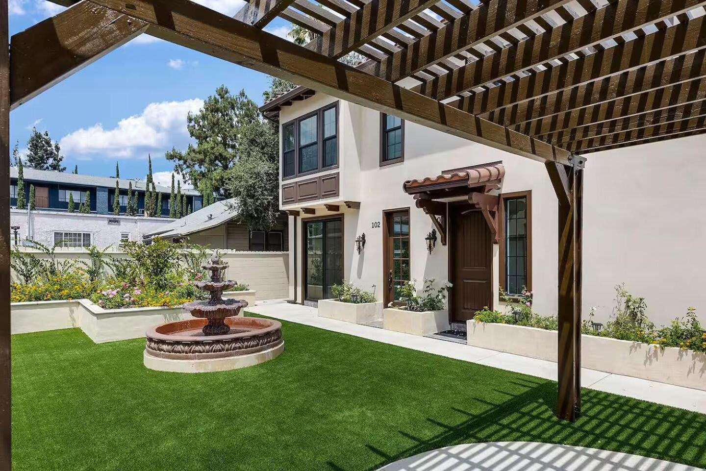 Bright Pasadena Getaway w Patio & Near Old Town
